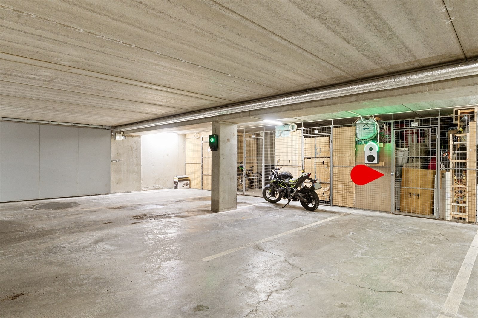 Fast parkeringsplass i lukket anlegg med tilhørende bod i bakkant. Galleribilde