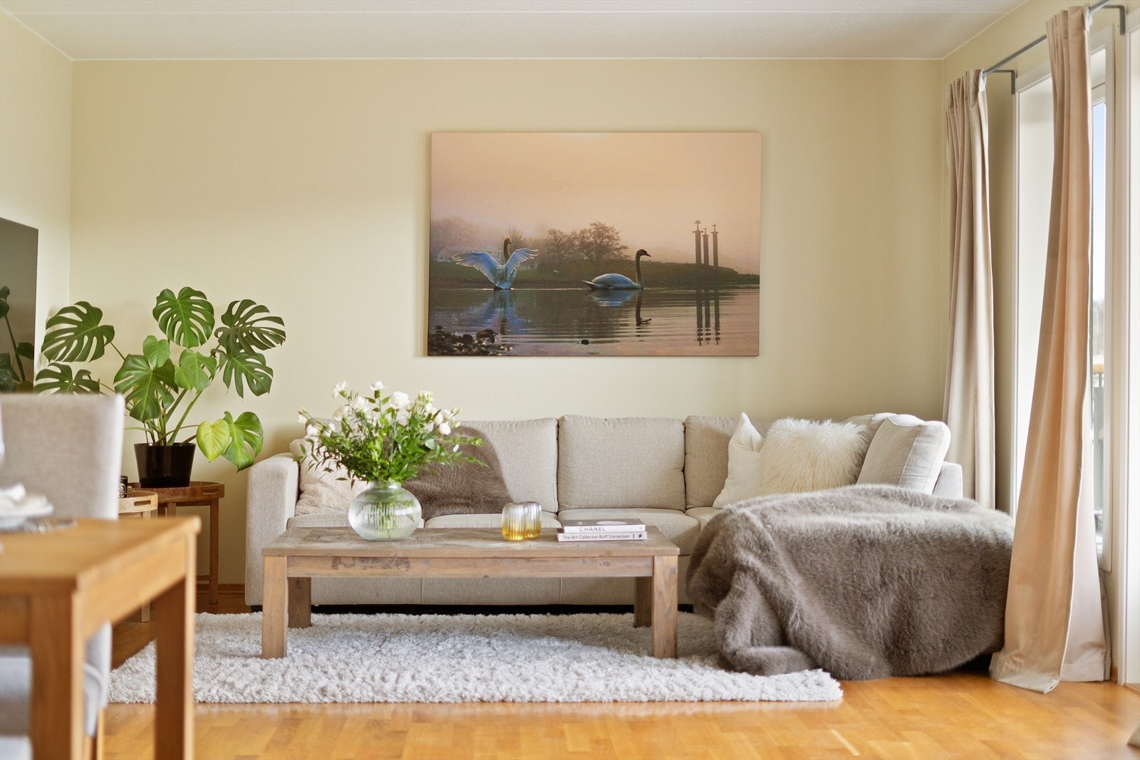 Stuen er enkel å møblere med plass til sittegruppe og TV-seksjon. Galleribilde