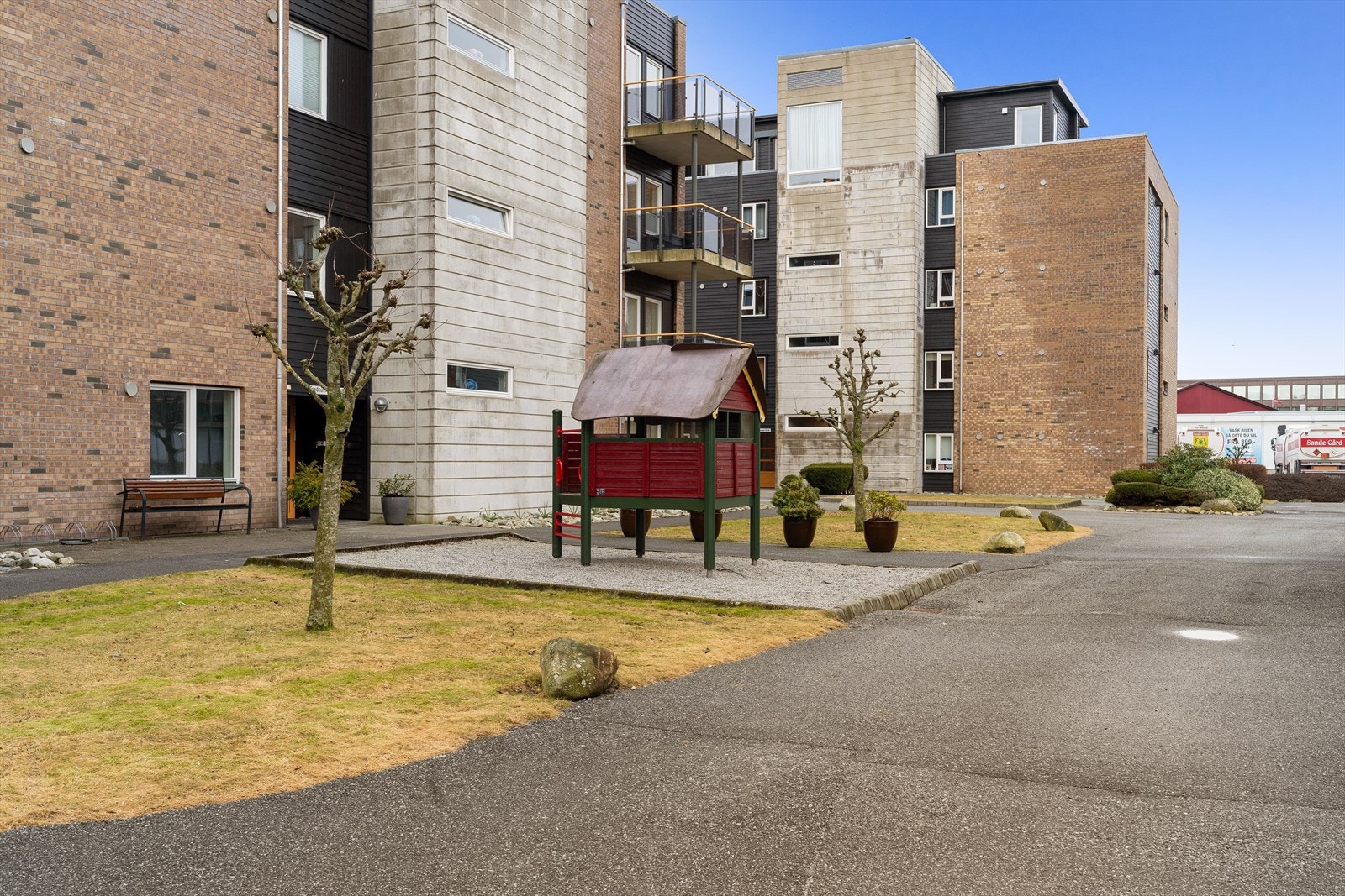 Flott leilighetskompleks med balkonger, grøntområder og lekeplass. Familievennlig beliggenhet nær fasiliteter. Galleribilde