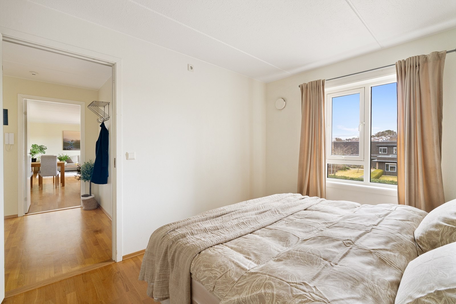 Store vindusflater som gir god med naturlig lys. På soverommet er det også plass til garderobeskap for ekstra oppbevaring. Galleribilde