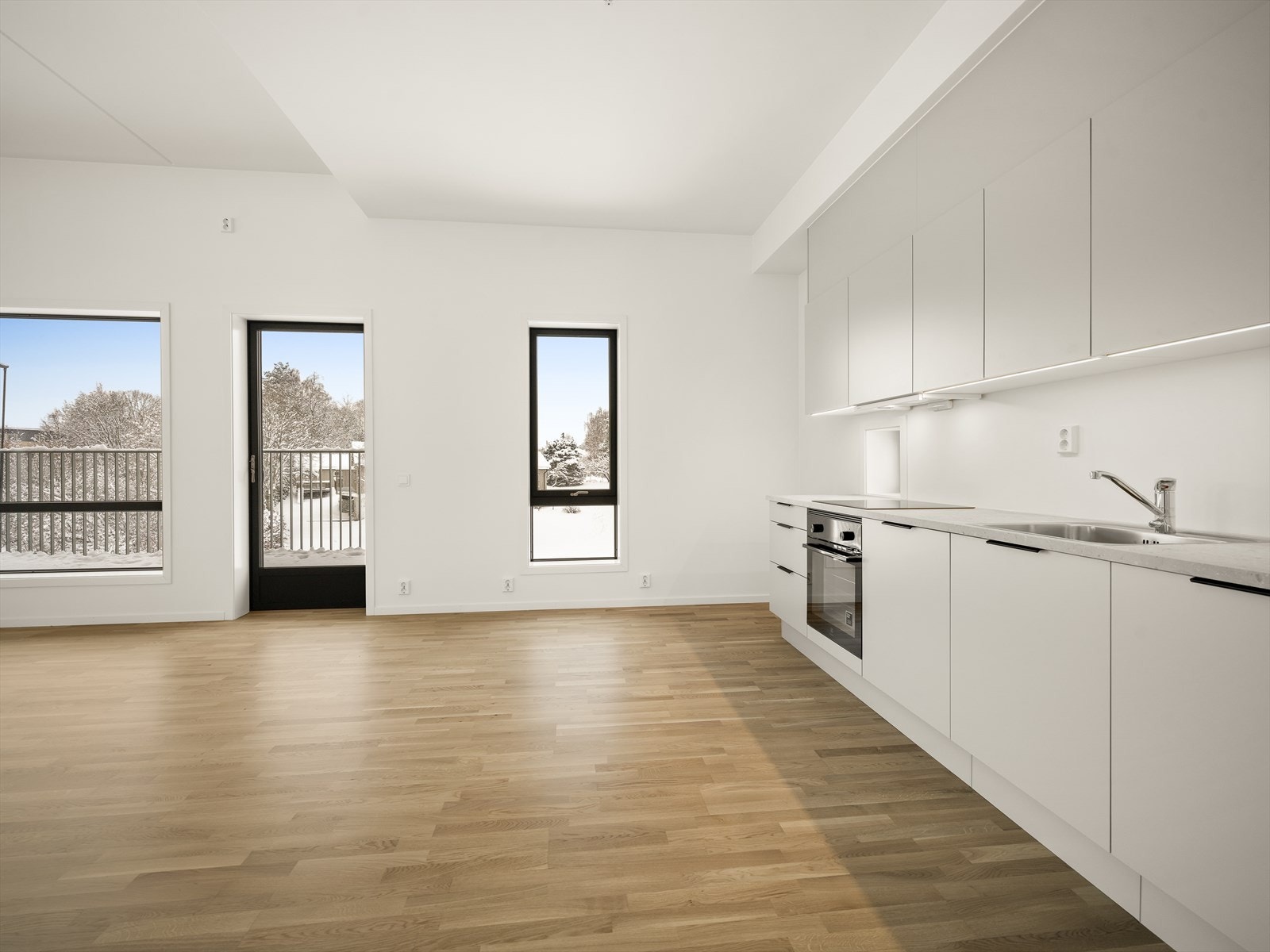 Bilde fra kjøkken tatt før vegger ble malt i dus farge. Galleribilde