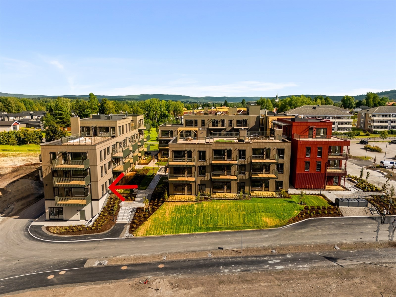 Ny 3r med vestvendt balkong (13 kvm), garasjeplass og heisadkomst. Gjennomgående endeleilighet med gode lysforhold. Galleribilde