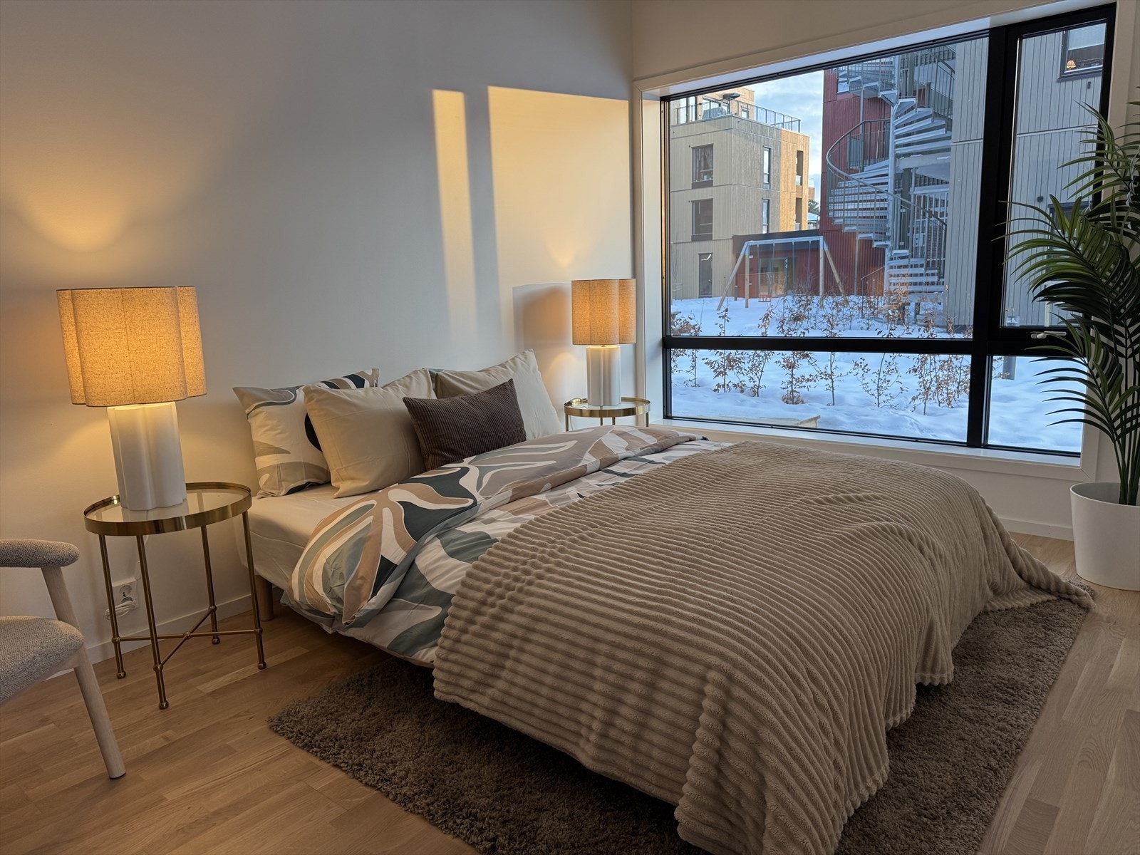 Hovedsoverom er 12 kvm + 6 kvm garderobedel. Galleribilde