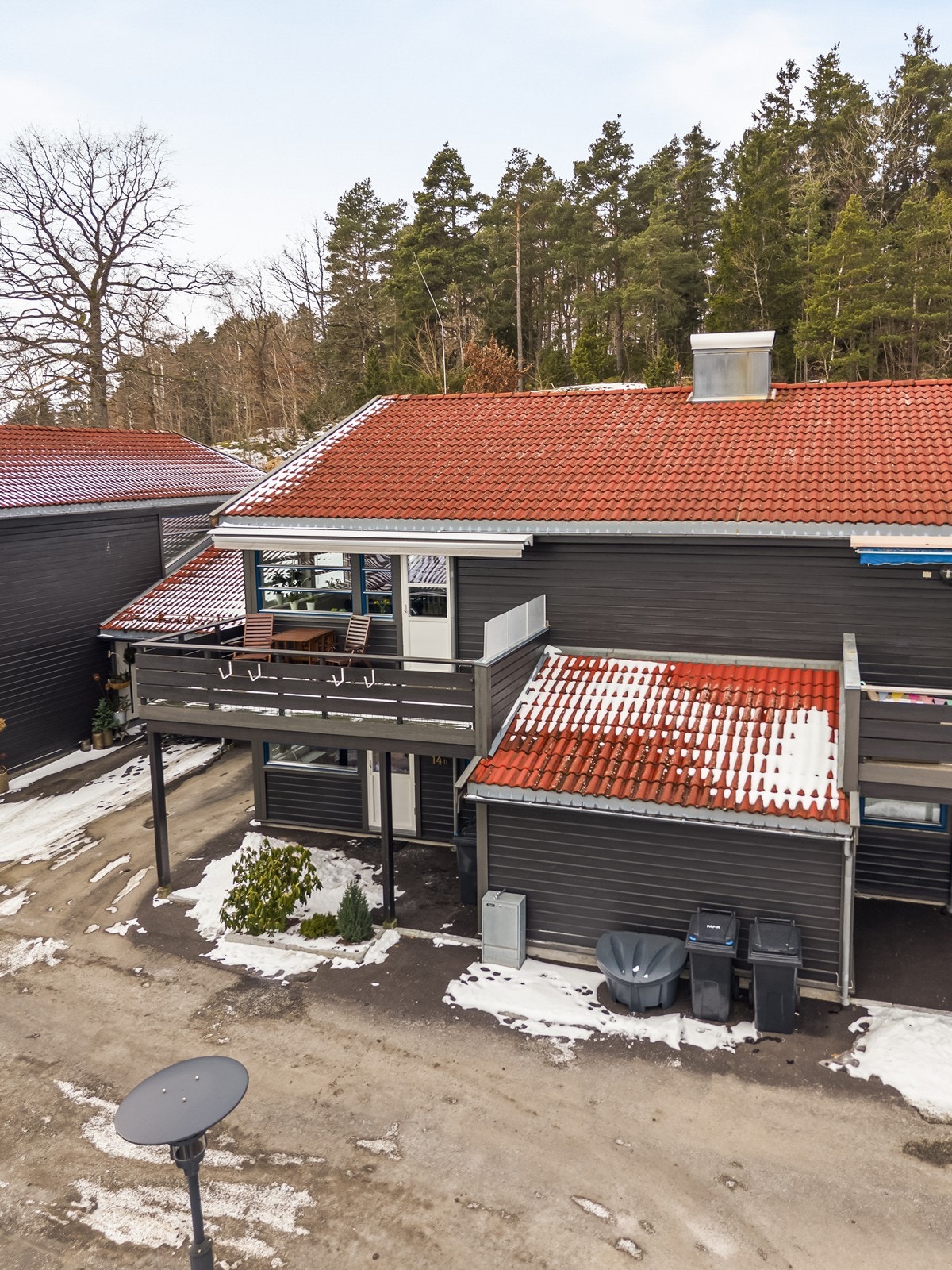 Utvendig medfølger carport og to uteboder, som gir rikelig med plass til oppbevaring. Galleribilde