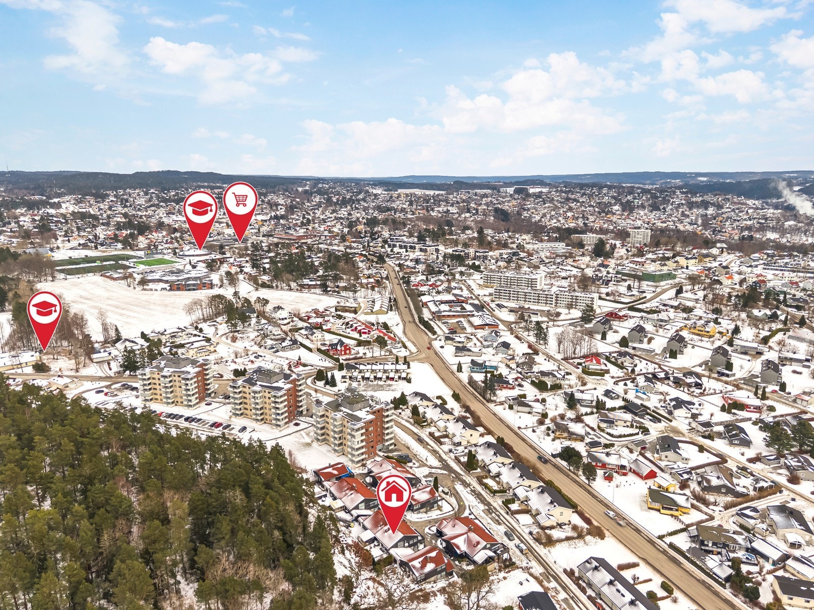 Boligen ligger i et etablert og attraktivt boligområde på Bjørklund, med kort avstand til det meste man trenger i hverdagen. Galleribilde