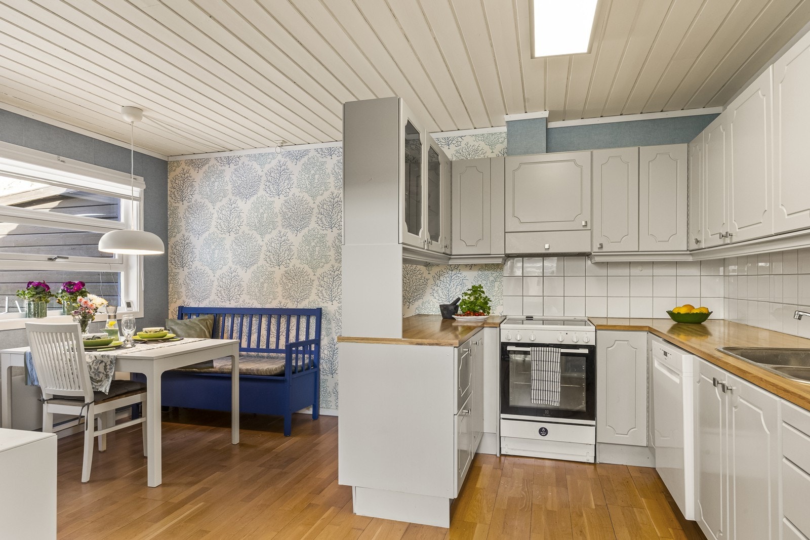 Kjøkkenet ligger i et eget, adskilt rom og byr på en praktisk og funksjonell løsning for en effektiv matlaging. Galleribilde