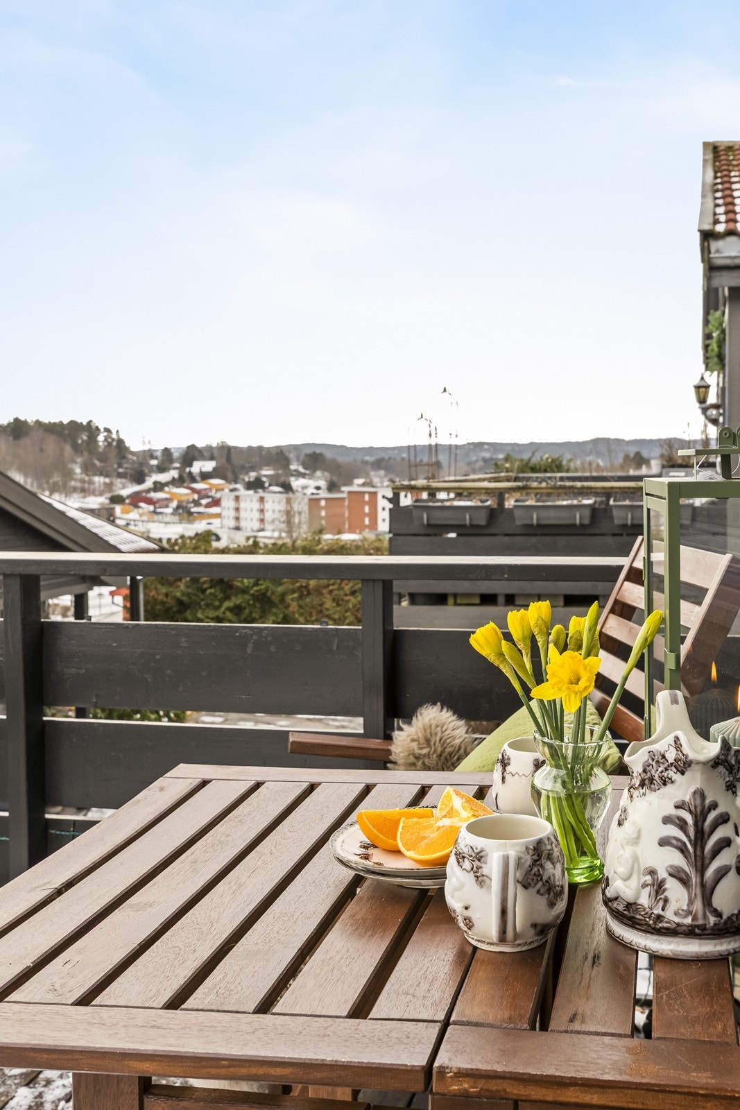 Her dekkes bordet med utsikt - et perfekt sted for små pauser og fine øyeblikk. Galleribilde