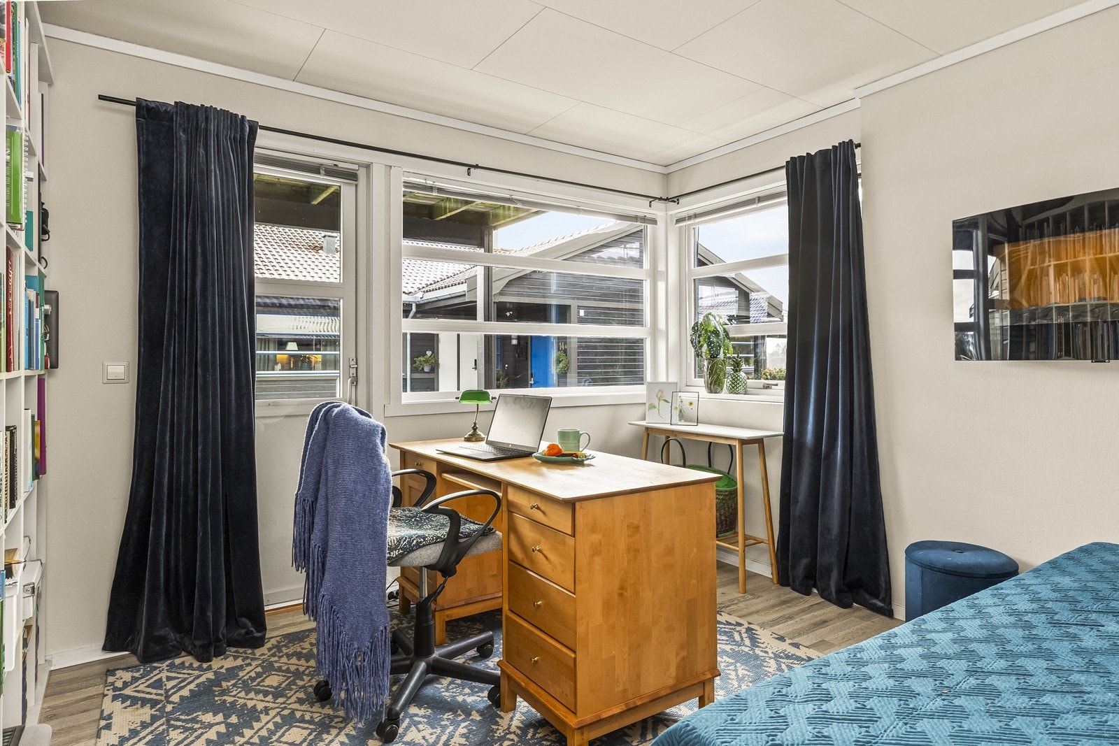 De øvrige soverommene fungerer like godt som barnerom, gjesterom eller kontor - avhengig av behov. I tillegg finnes det et ekstra rom/bod/arbeidsrom i 1. etasje, som gir fleksibilitet for deg som ønsker et eget hobbyrom eller mer lagringsplass. Galleribilde