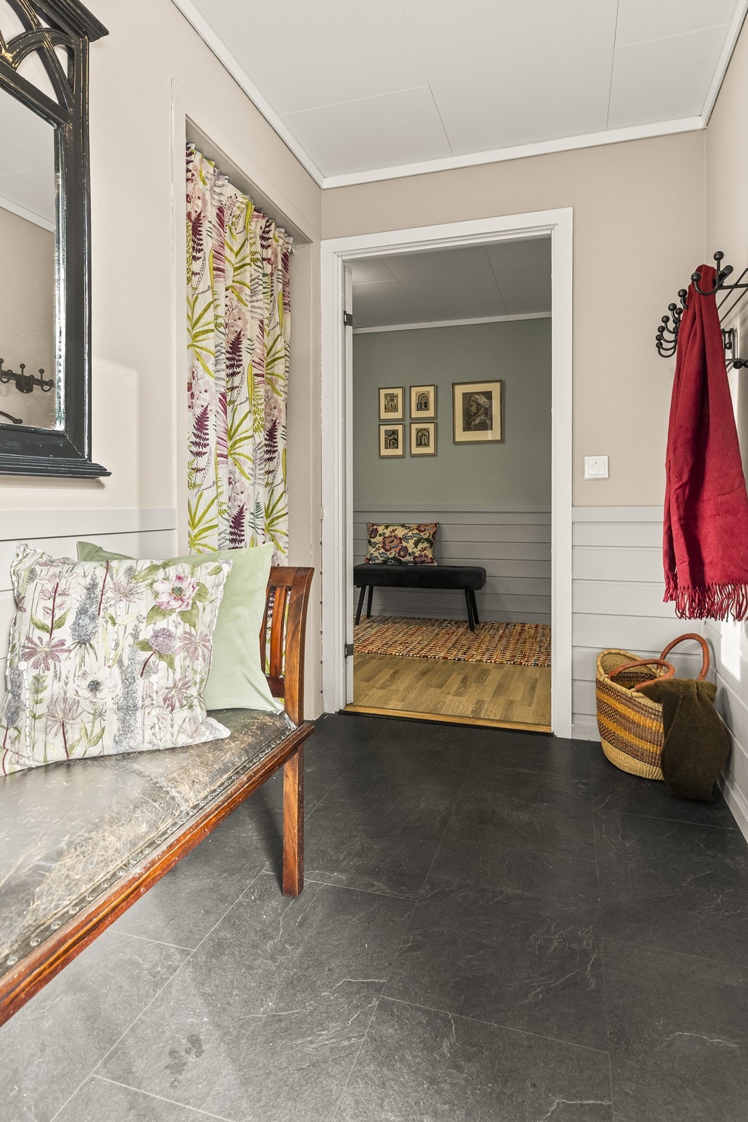 Boligen har en romslig og praktisk gang med god plass til å henge fra seg yttertøy ved inngangen. Under trappen finnes det ekstra oppbevaringsplass, perfekt for klær, sko eller annet utstyr som trenger en fast plass. Galleribilde