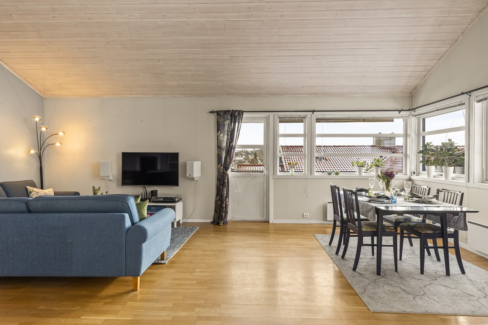 Stuen er romslig og har god plass til både sofagruppe og spisestue, slik at du enkelt kan innrede etter behov. Galleribilde