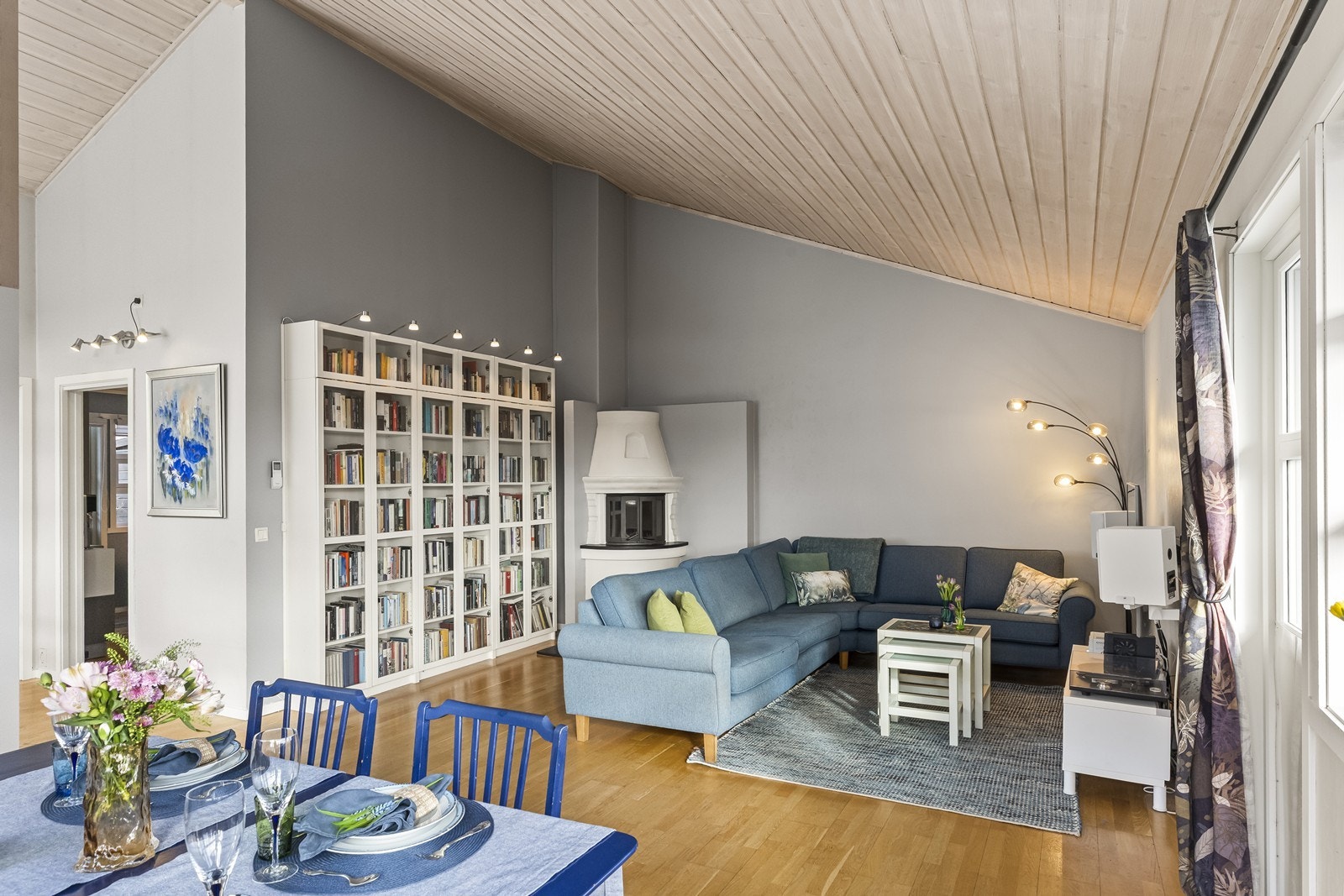 En praktisk og innholdsrikt bolig over to etasjer, perfekt for deg som ønsker en lettstelt bolig med god planløsning i et etablert og barnevennlig område. Galleribilde