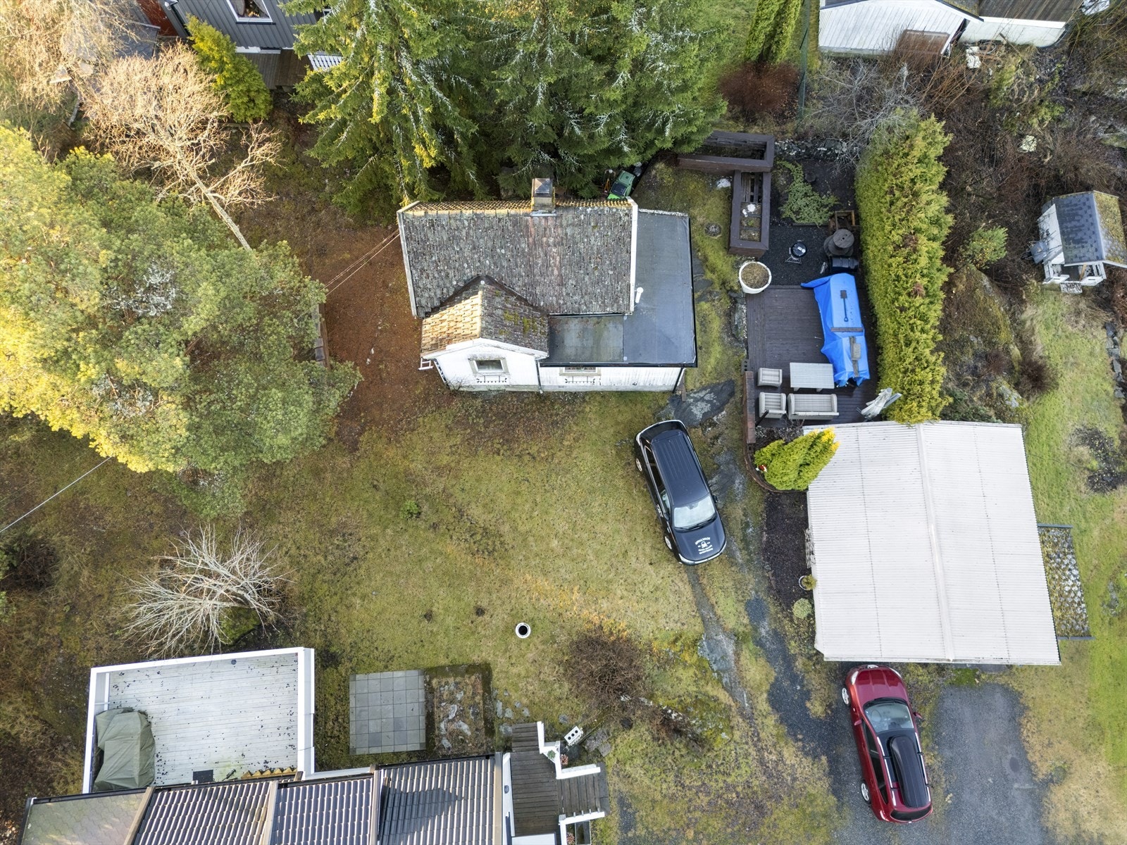 Tomten på 541 m² har en stor gressplen med gode muligheter for lek og uteaktiviteter. Galleribilde