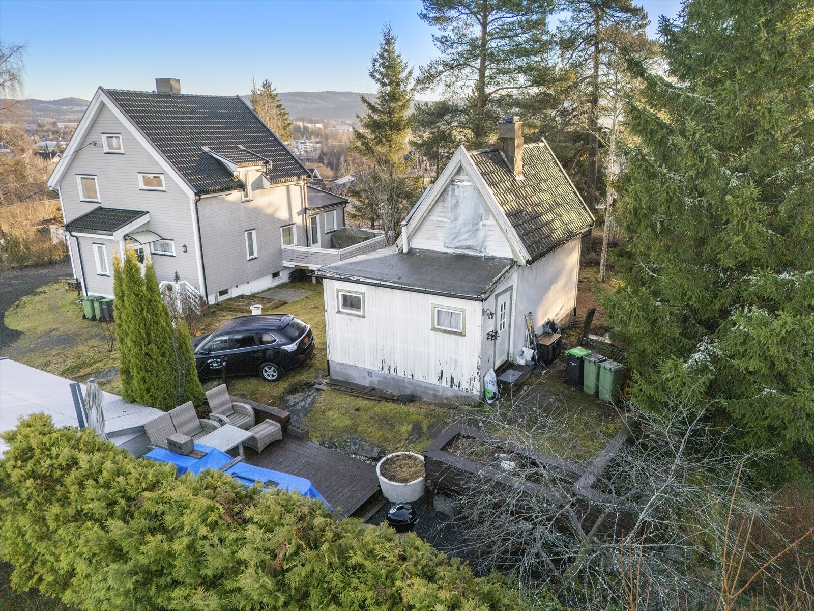 Enebolig med stort potensial og behov for modernisering. Tilhørende garasje i kjede. Galleribilde