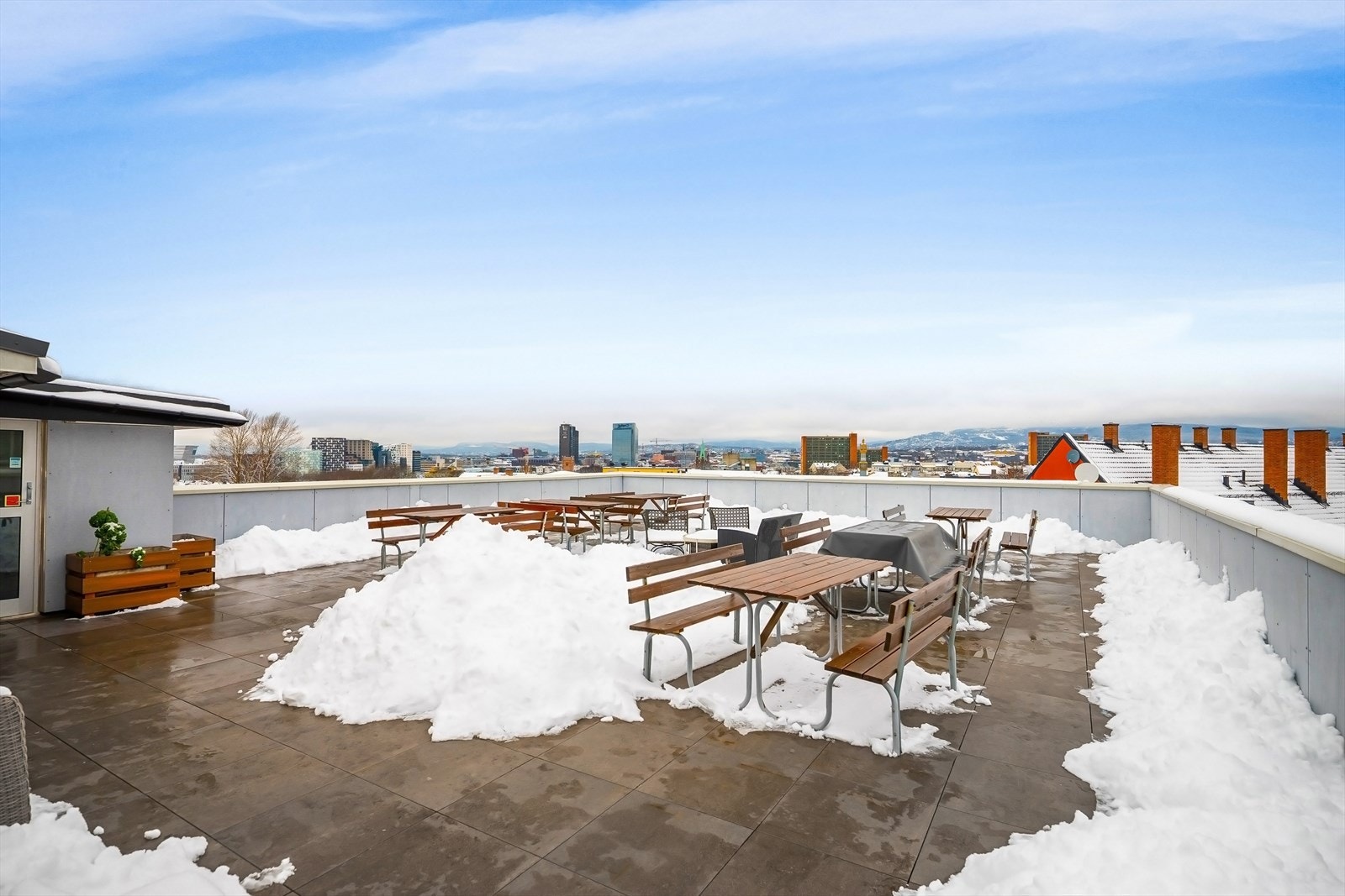 Utsikt både mot fjorden og Holmenkollen. Takterrassen er møblert med felles griller, partytelt, bord, benker, beplantning m.m. Galleribilde