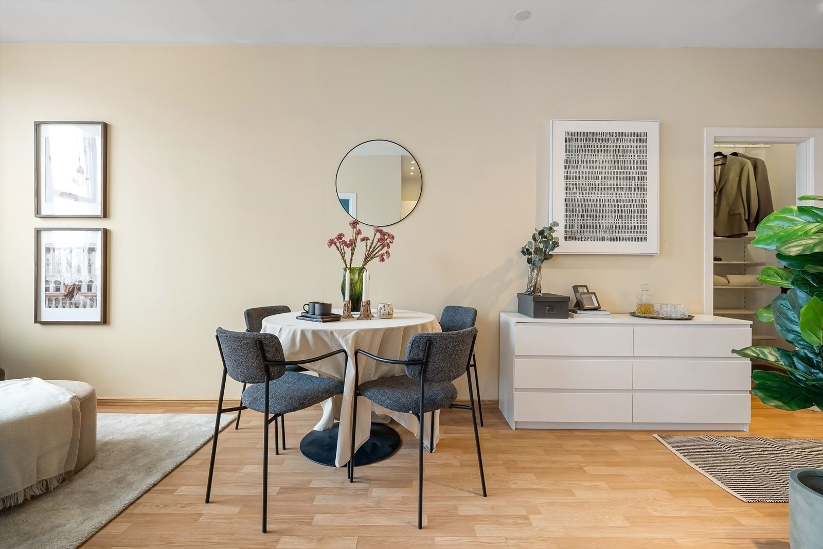 Sammen med den gode takhøyden og rikelig med vinduer oppfattes leiligheten som luftig og stor. Tilhørende bod i samme etasje med inngang rett over gangen Galleribilde