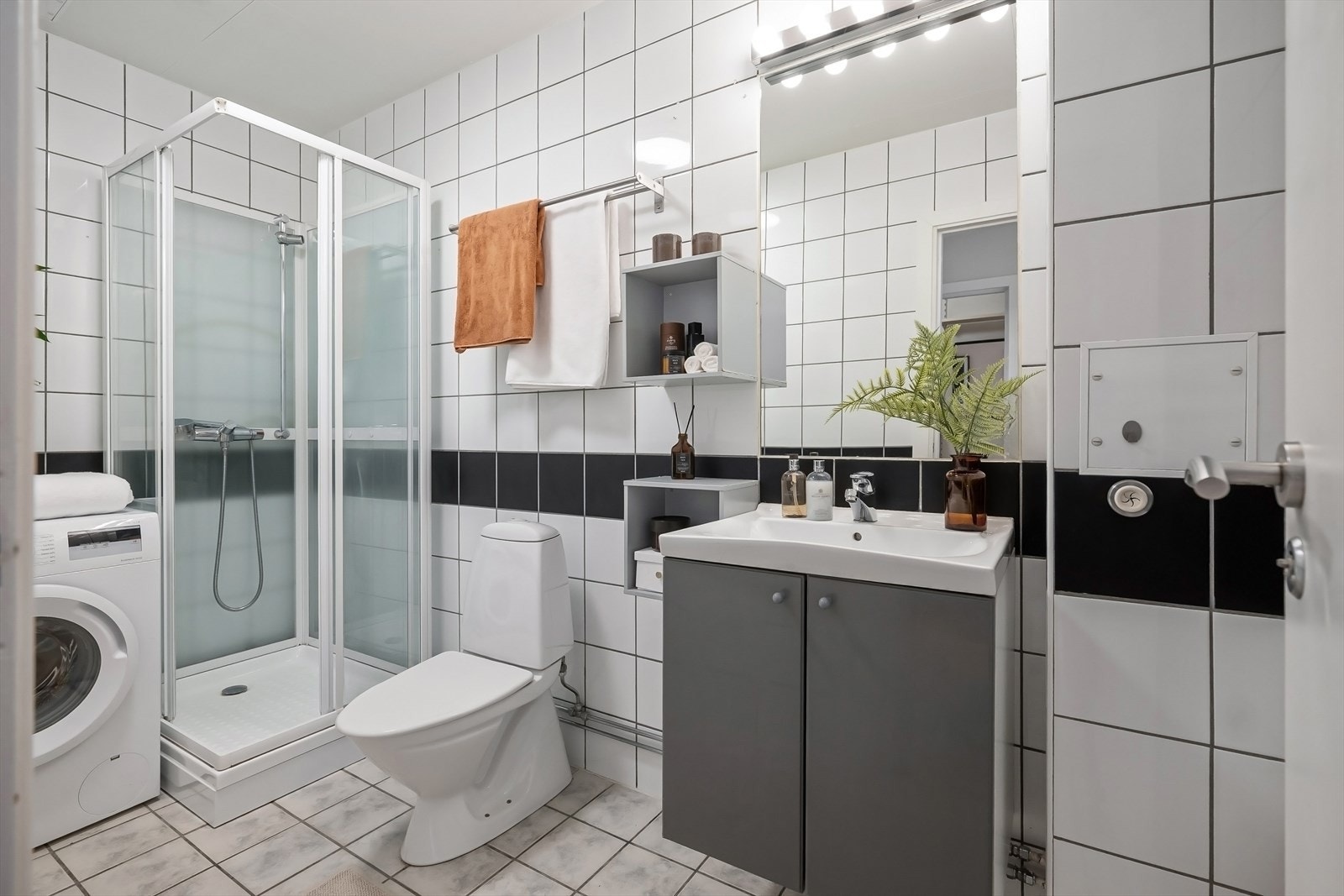 Stort bad med opplegg til vaskemaskin Galleribilde