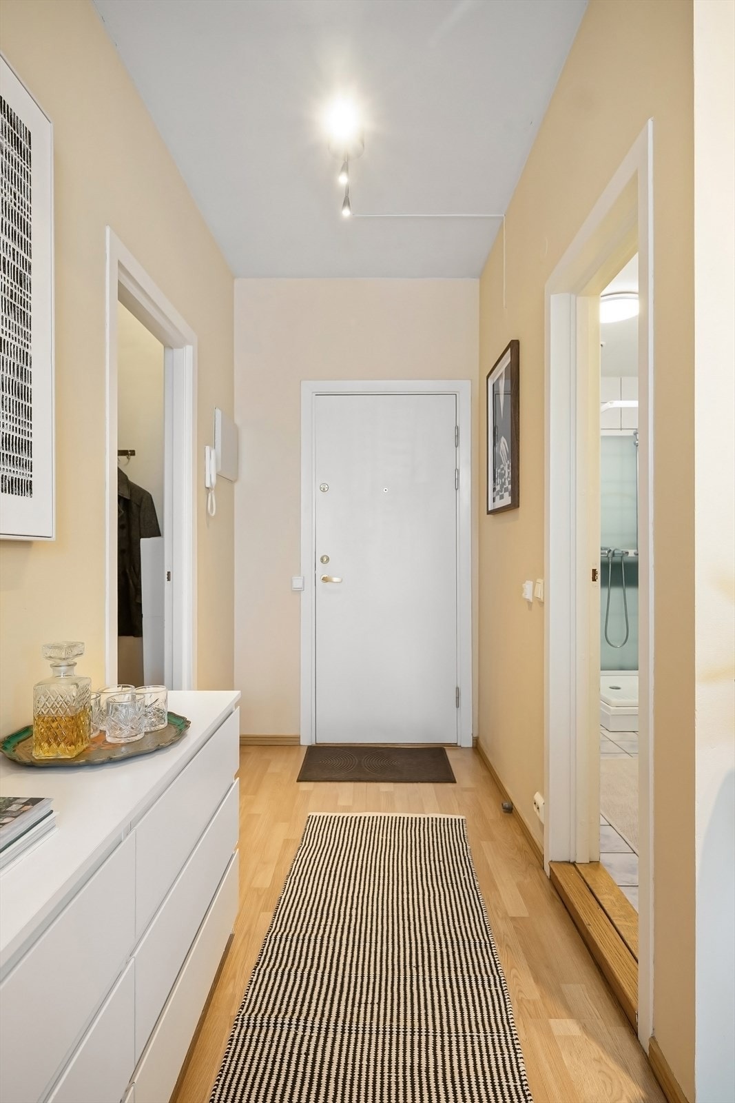 Til venstre har man et fint walk in closet Galleribilde