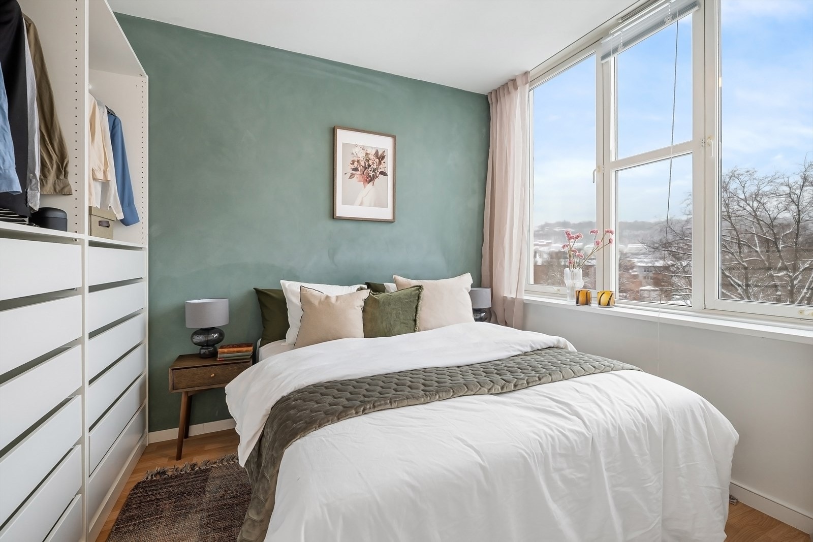 Stort og lyst soverom med god plass til dobbeltseng, nattbord og garderobeskap Galleribilde