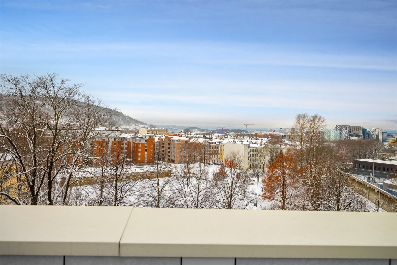 Utsyn mot skøytebane på motsatt side av leiligheten Galleribilde