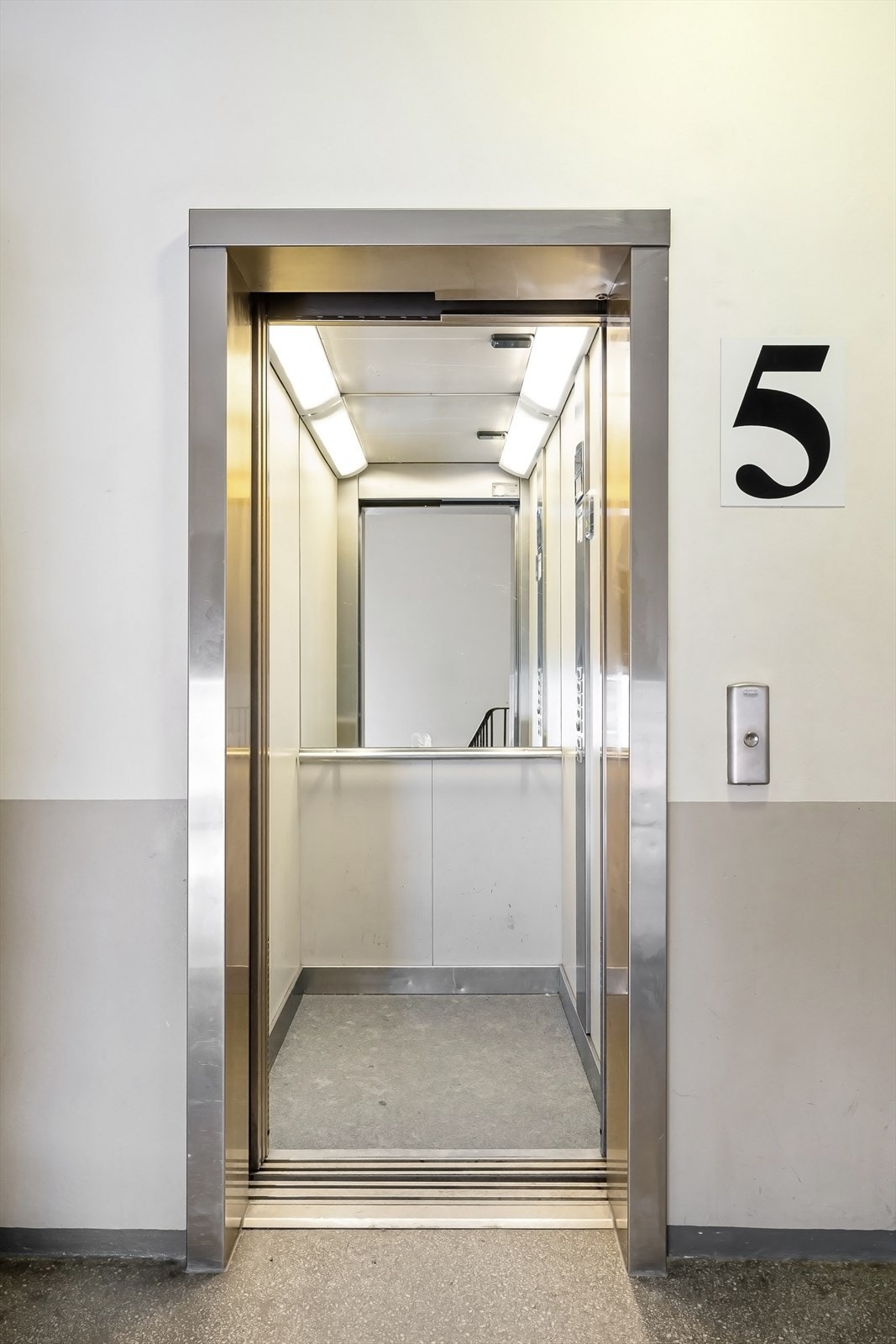 Heisadkomst 5.etg via nabooppgangen, og trapp til 6.etg hvor leiligheten ligger Galleribilde