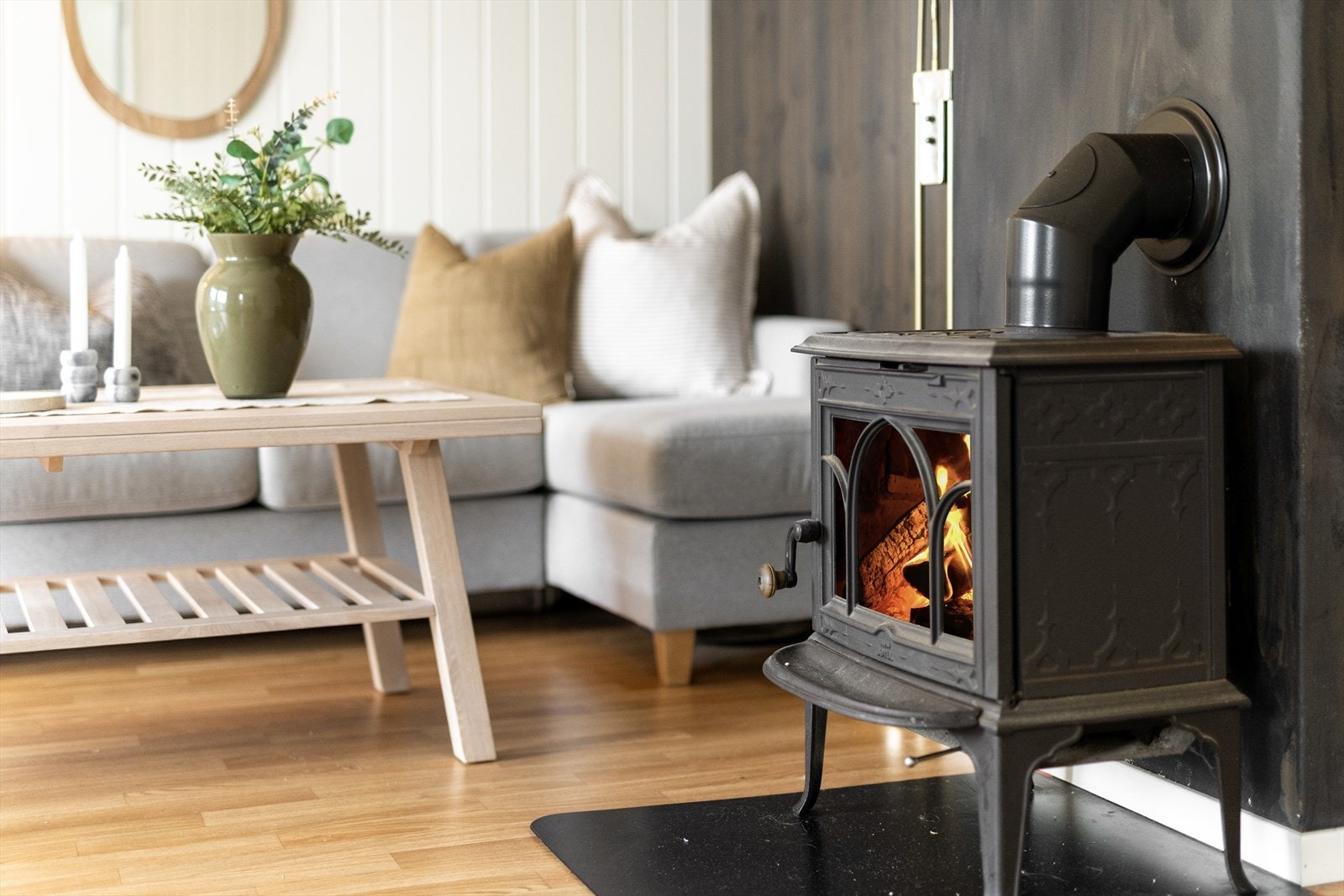 I stuen er det montert vedovn for lun varme på kaldere dager. Galleribilde