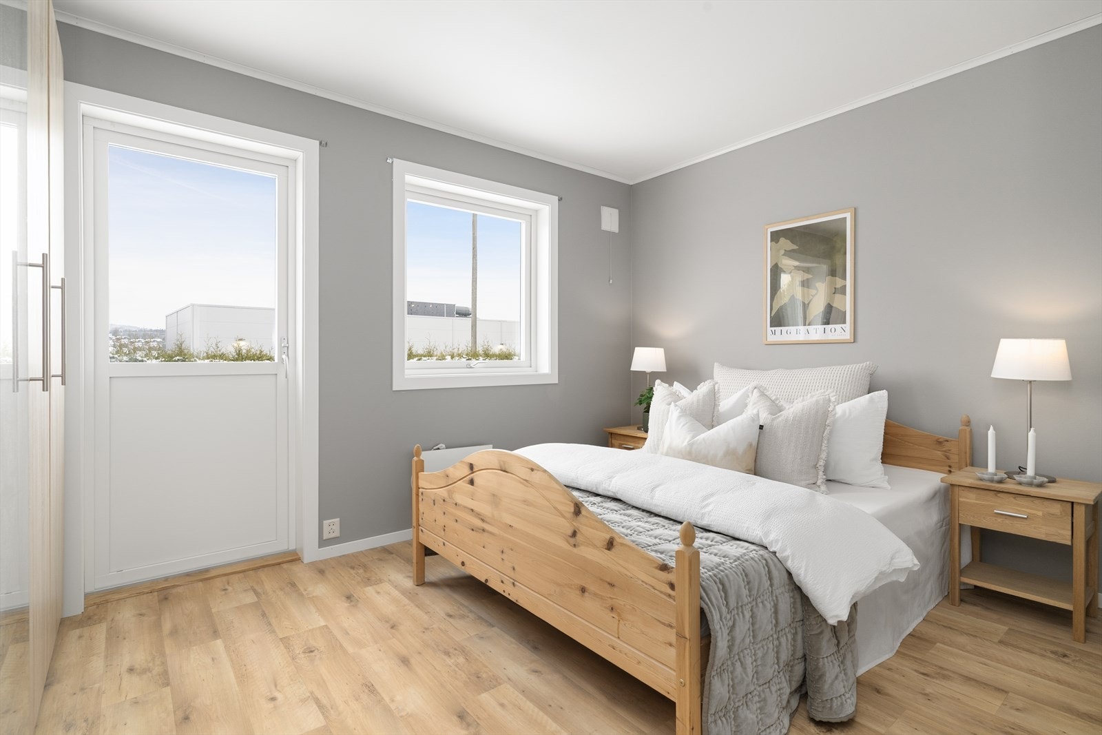 Hovedsoverommet har god plass for dobbeltseng, og egen utgang til planområdet rundt boligen. Galleribilde