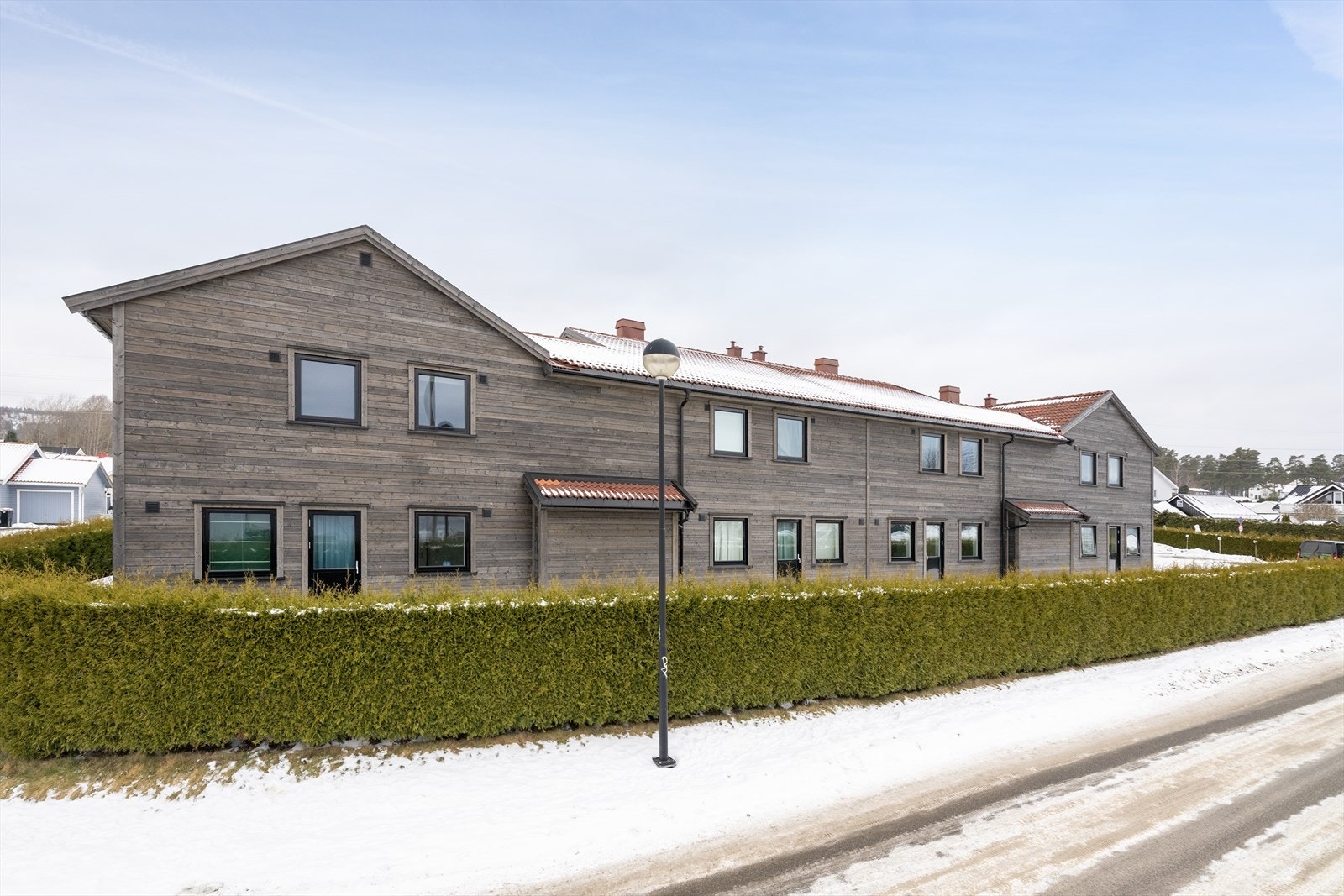 I kort avstand fra boligen er det et bydelssenter som i dag har Rema 1000, Lager 157 og burgerkjeden MAX, samt mulighet for fylling av drivstoff. Galleribilde