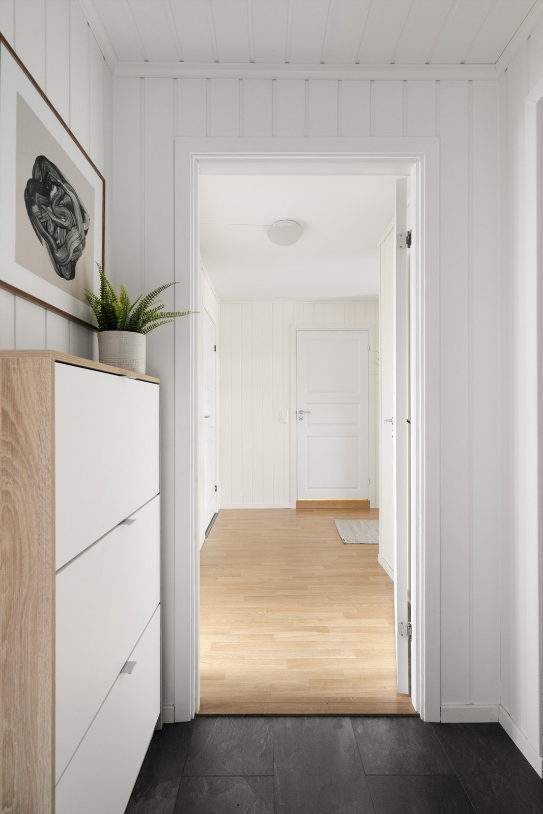 Hyggelig entre som ønsker velkommen inn, hvor det er plass til sko og yttertøy. Ved entre er det en praktisk bod/garderobe med lagringsplass. Galleribilde