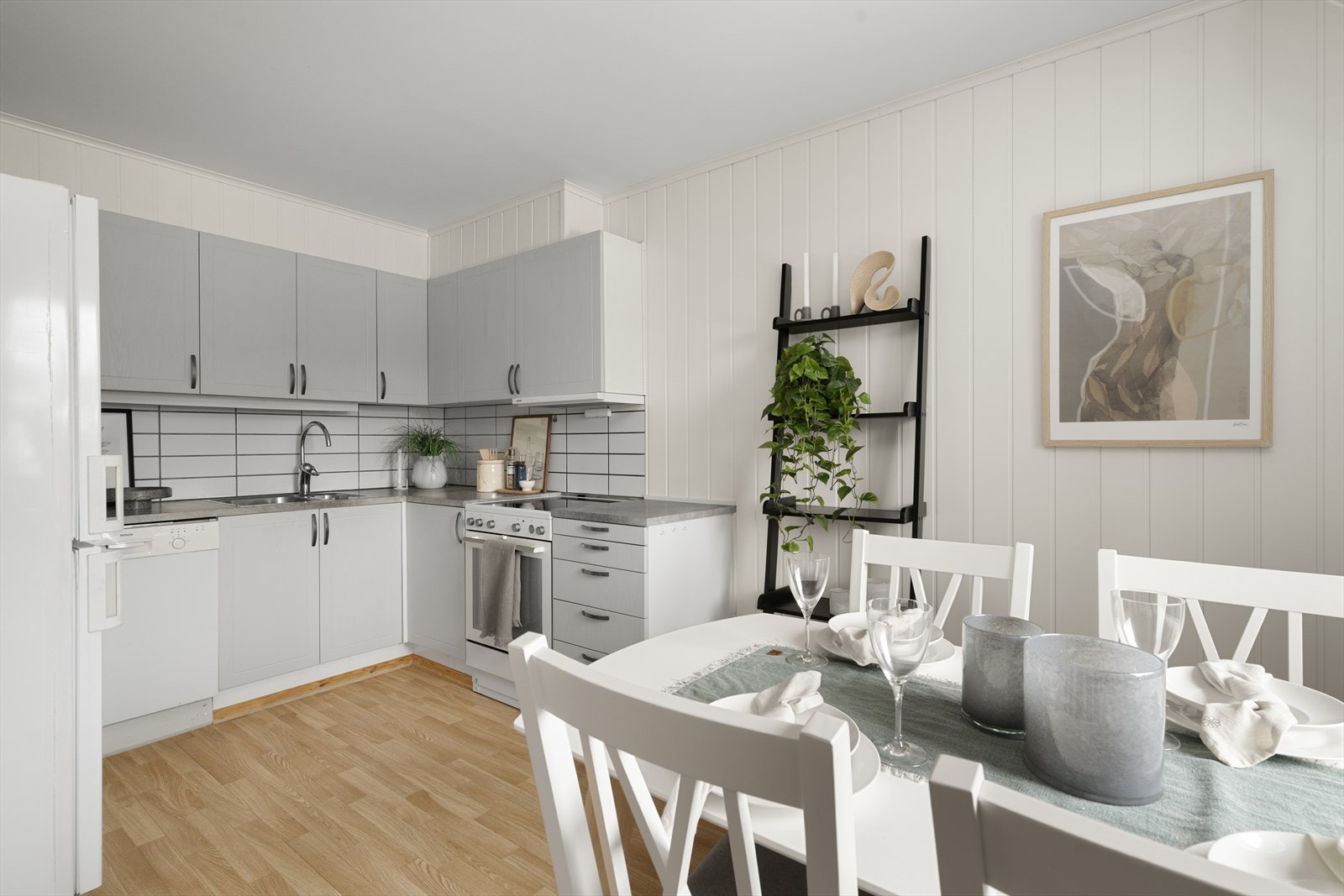 Her er det opplegg for oppvaskmaskin og ventilator montert i overskap. Det er også montert automatisk vann stopper og komfyrvakt. Galleribilde