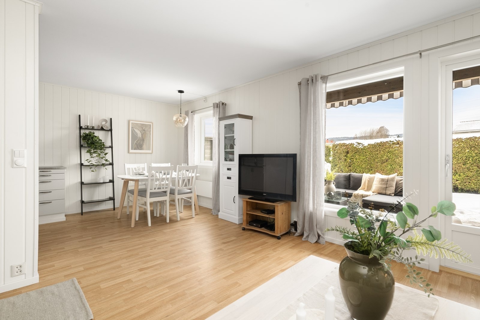 Leiligheten har en lys og pen stue med god plass for både sofagruppe og spisebord. Galleribilde