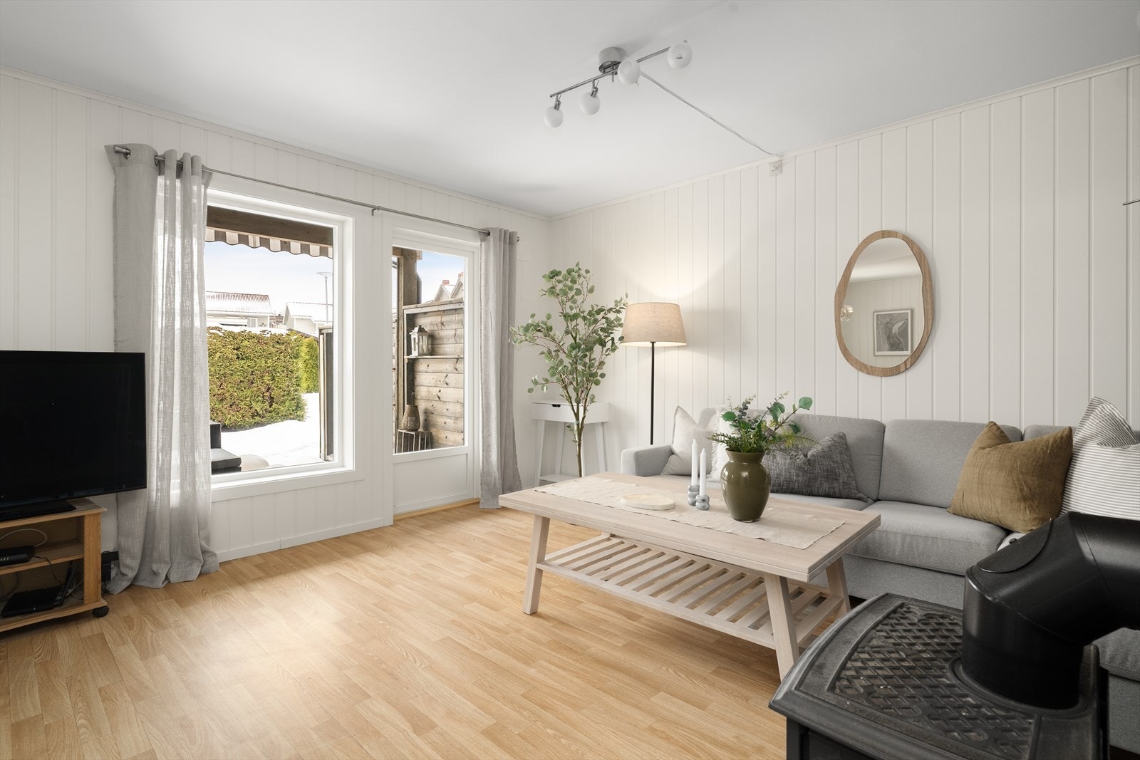 Tiltalende 3-roms leilighet med usjenerte, solrike uteområder. Praktisk og lun beliggenhet i 1. etg i et koselig borettslag sentralt på Nenset. Galleribilde