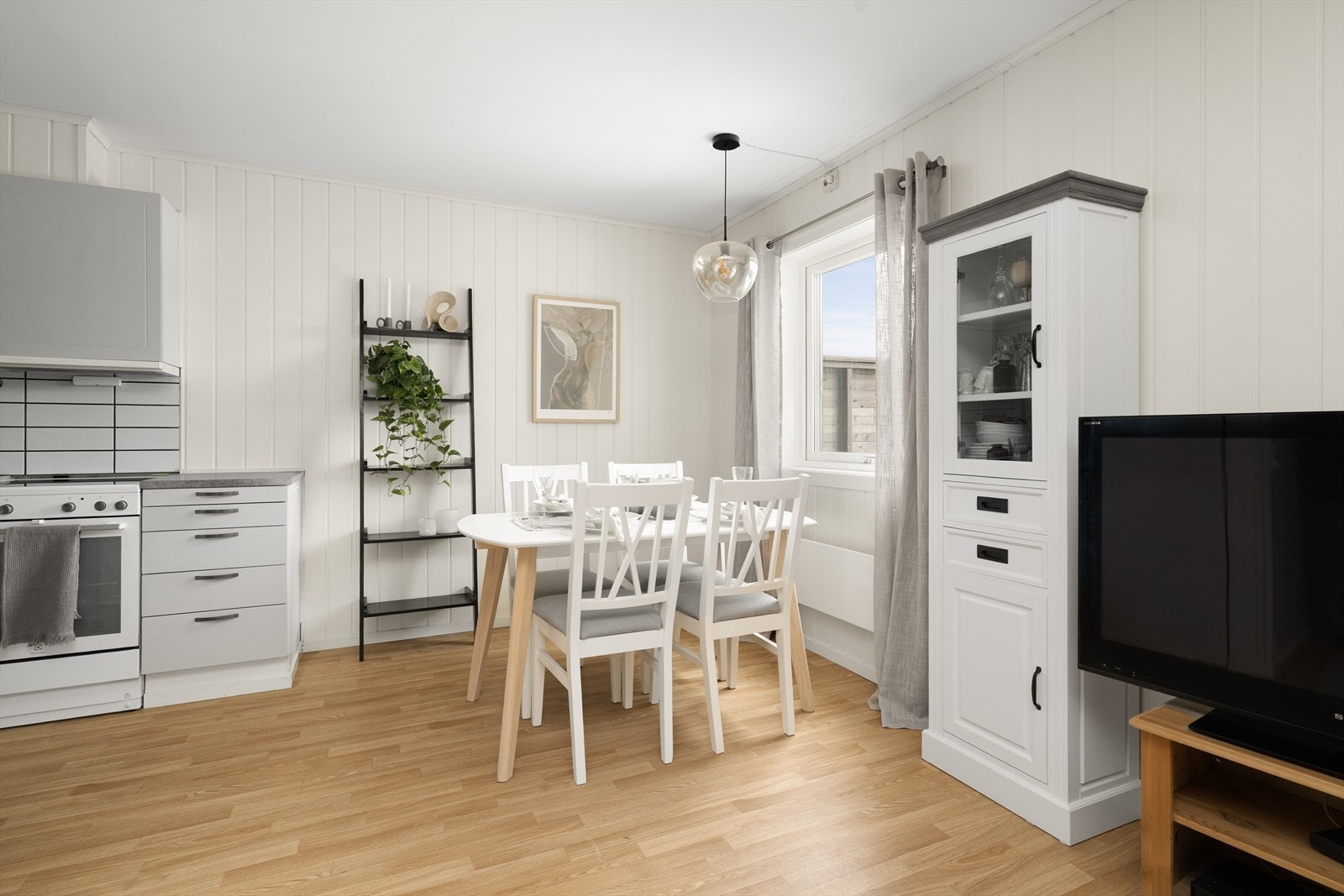 Vinduene slipper godt med lys inn til spiseplassen. Galleribilde