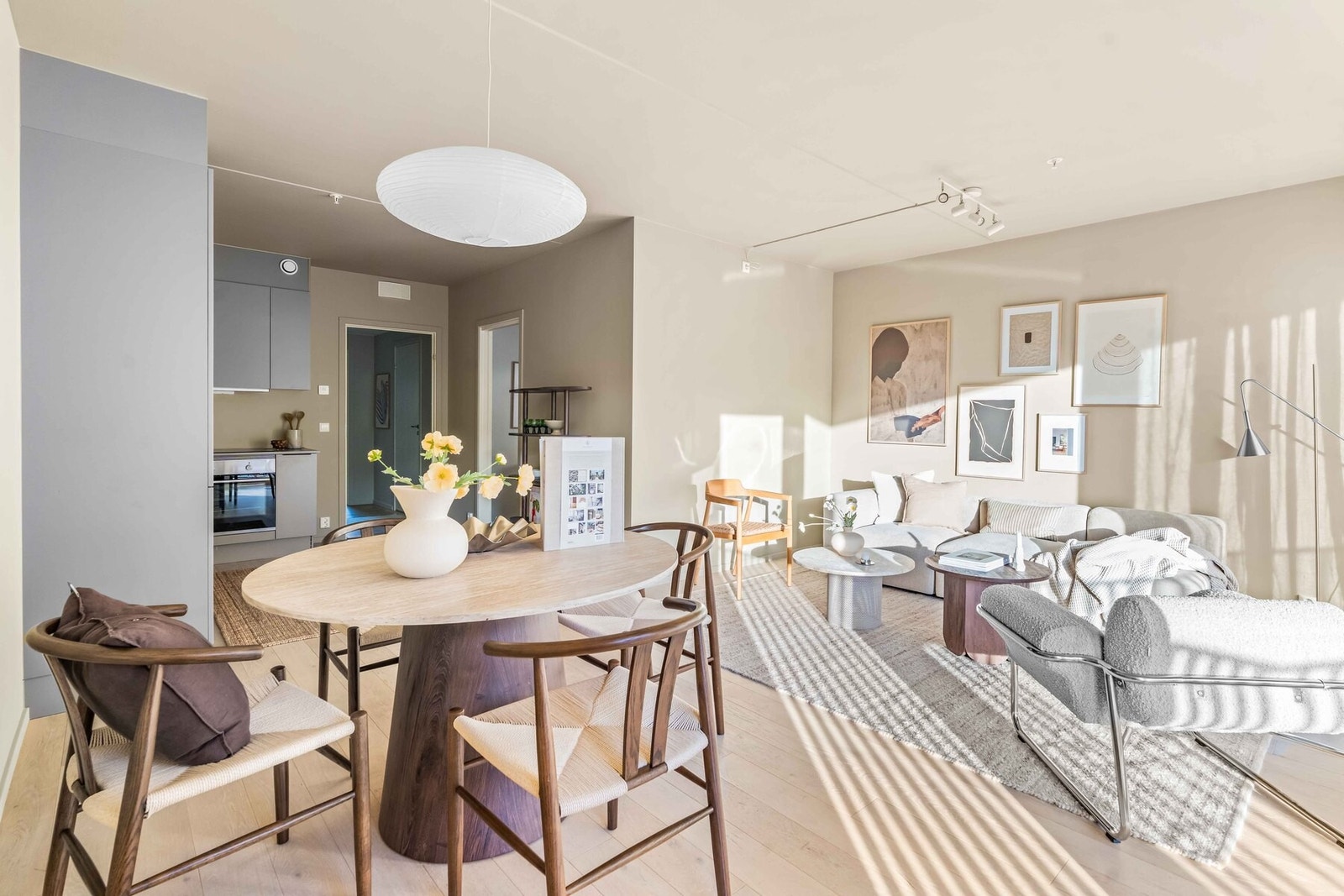 Rikelig med dagslys strømmer inn og skaper en lys og behagelig atmosfære i boligen. Galleribilde