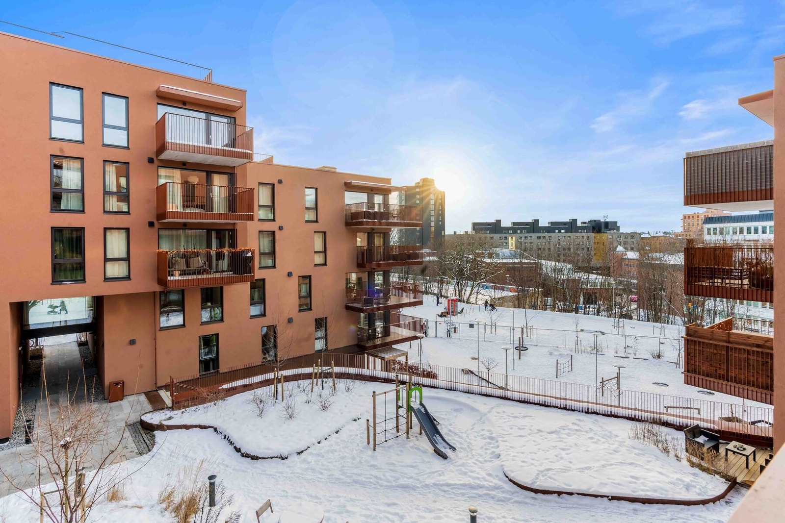 Fra stuen har du direkte utgang til en solrik balkong. Åpent og luftig utsikt mot et hyggelig nærområde. Galleribilde