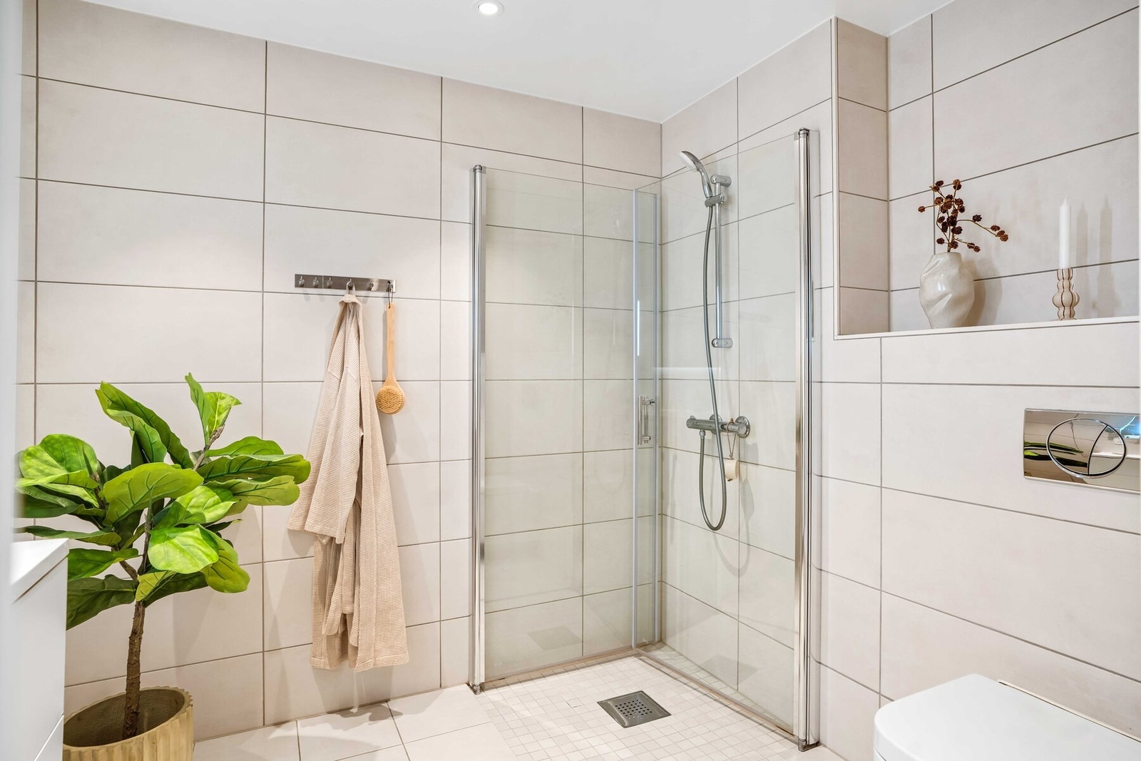 Badet har en romslig dusjsone. Galleribilde