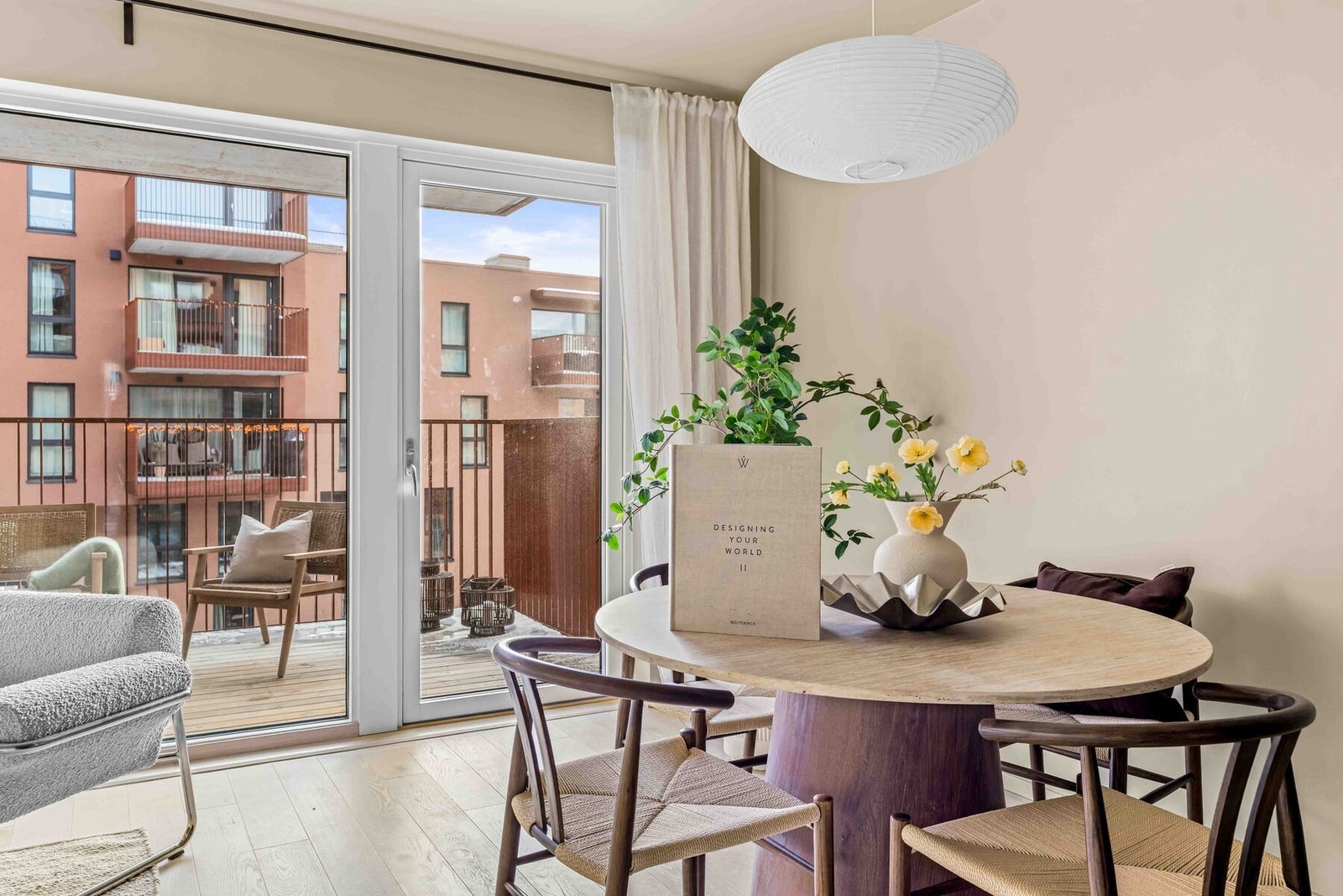 Hyggelig spiseplass i tilknytning til stuen, ideell for både hverdagsmiddager og og sosiale sammenkomster. Galleribilde