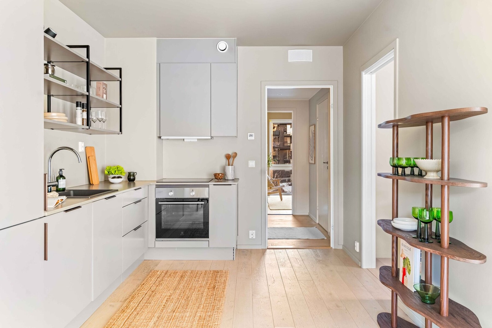 Kjøkkenet er plassert i en smart hjørneløsning som utnytter plassen godt. Galleribilde