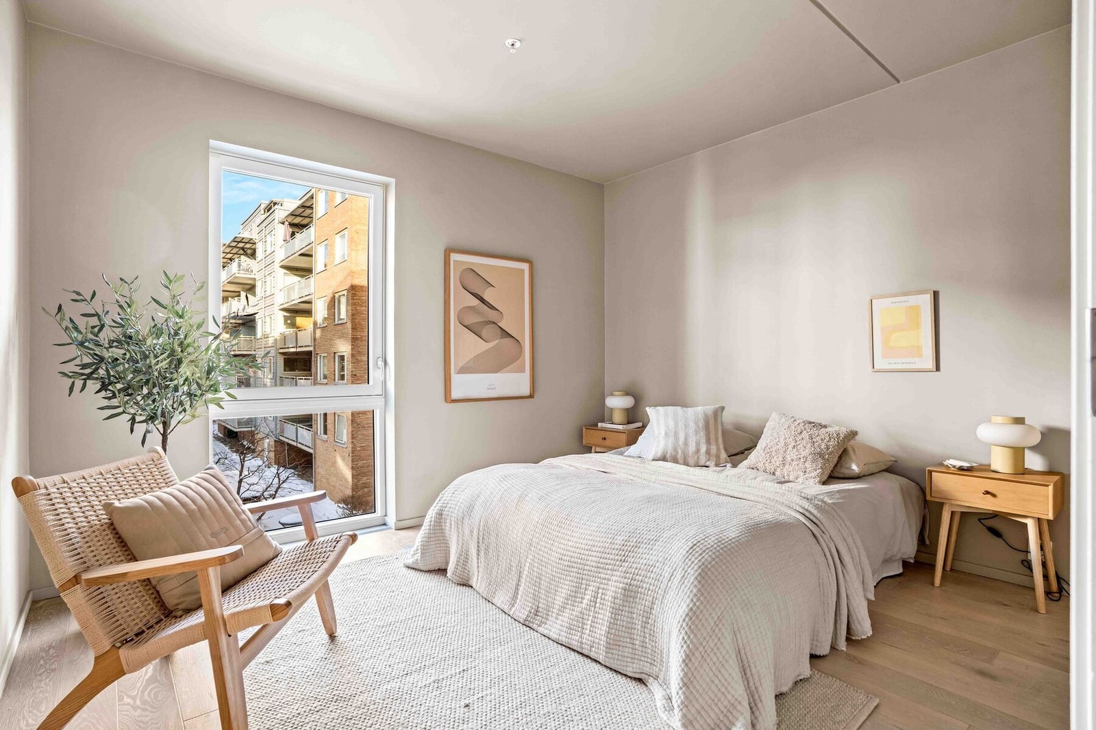 Romslig og lyst hovedsoverom med store vindusflater og en behagelig atmosfære. Galleribilde