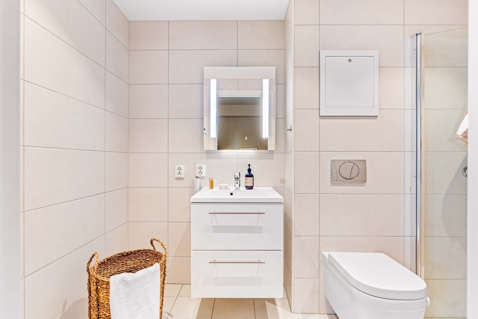 Her har du blant annet en dusjsone samt opplegg for vaskemaskin og tørketrommel. Galleribilde