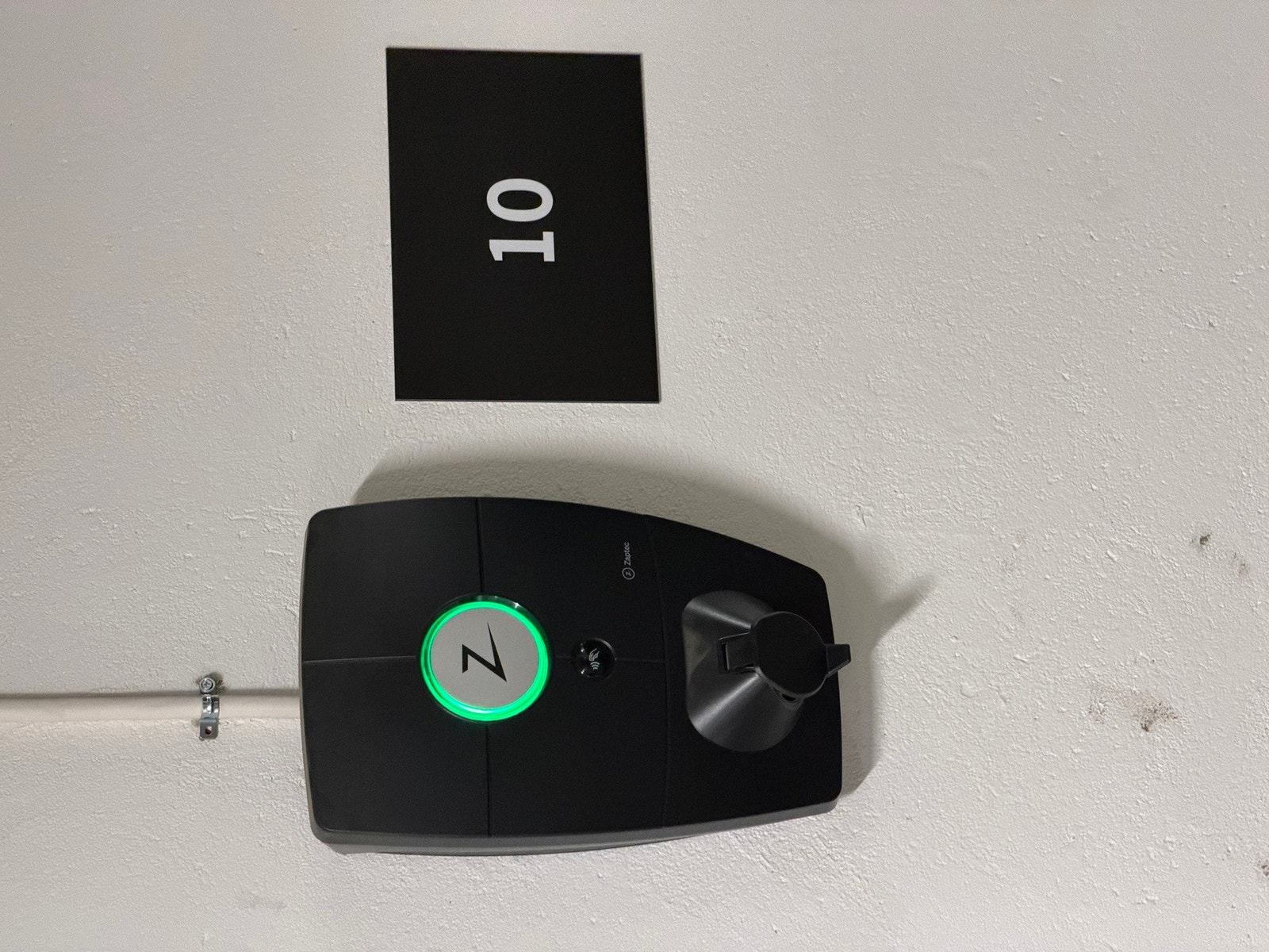 Det er installert el-bil lader som medfølger garasjeplassen. Galleribilde