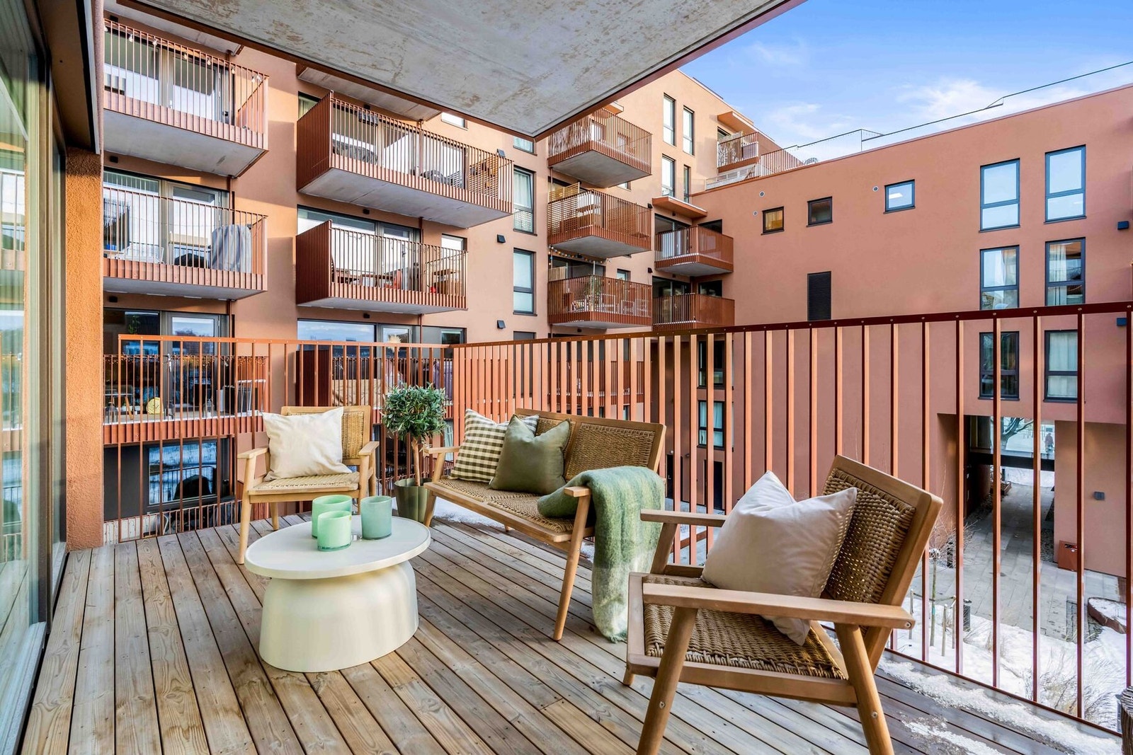 Balkongen er på ca. 11 kvm og oppleves som en naturlig forlengelse av stuen på fine og varme dager. Galleribilde