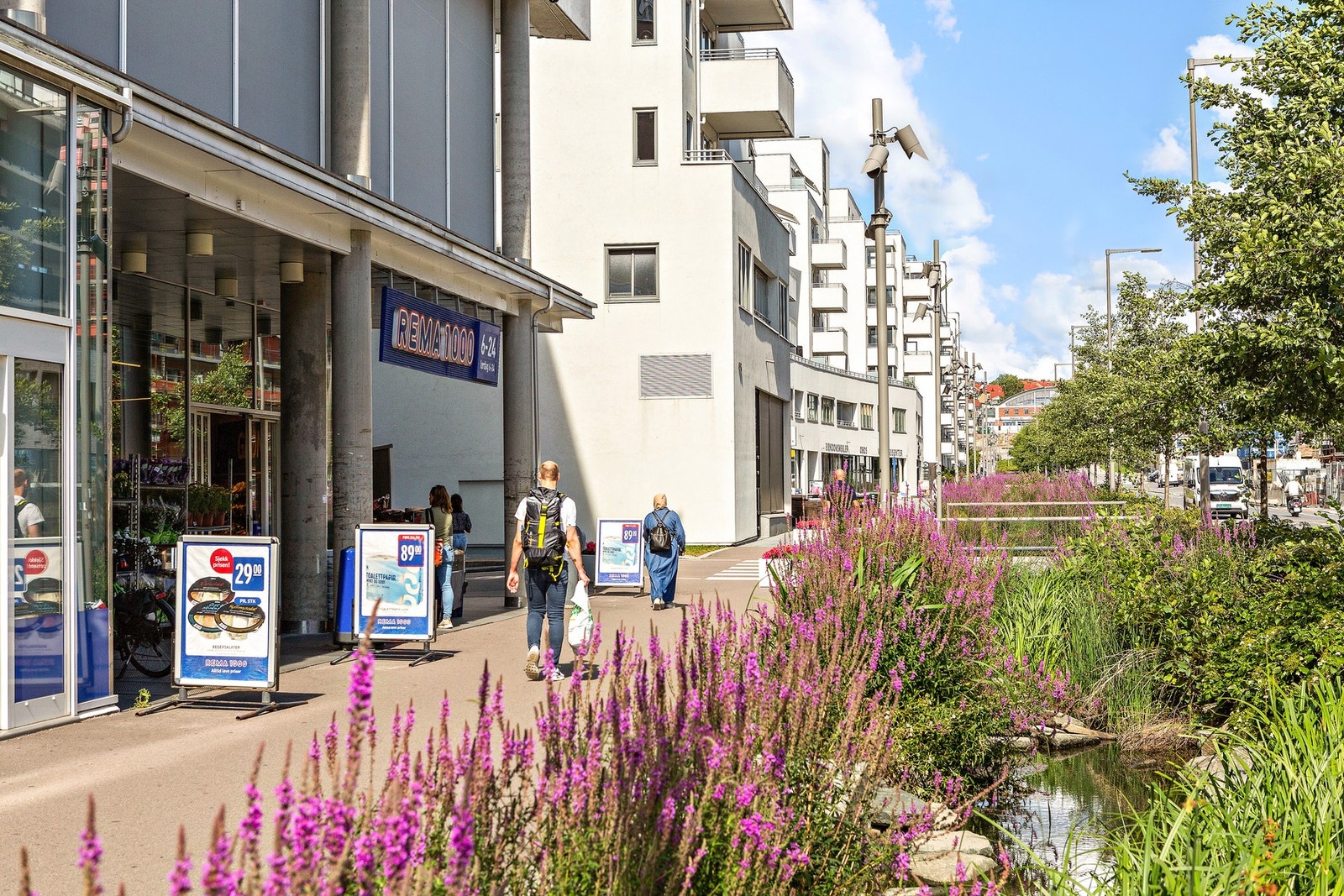 Dagligvarehandelen gjør du enkelt på Rema 1000 eller Kiwi i Gladengveien. Galleribilde