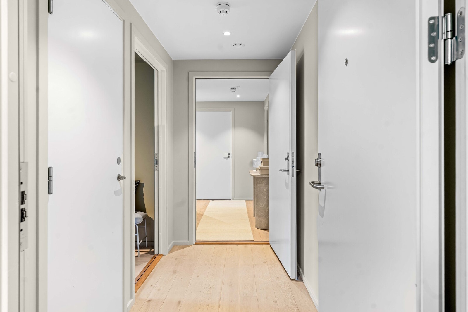 Hybelen har en egen inngang fra entreen. Galleribilde