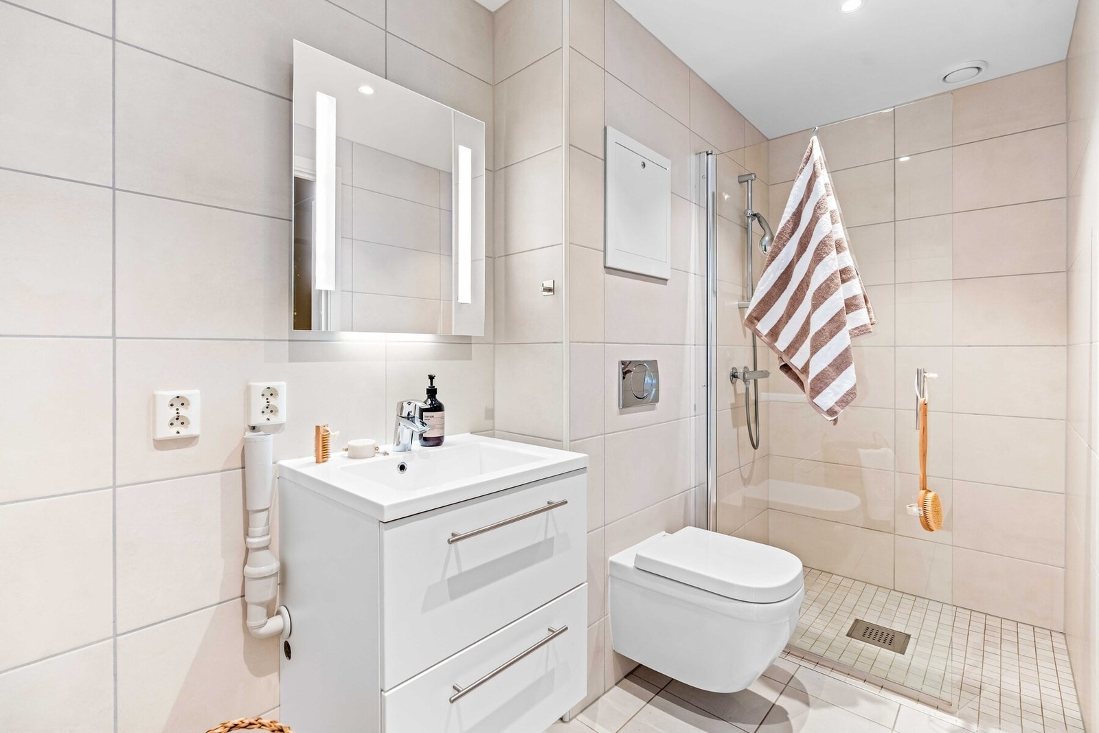 Hybelen har sitt eget romslige bad. Galleribilde