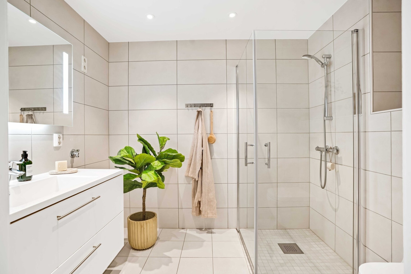 På badet finner du opplegg for vaskemaskin. Galleribilde