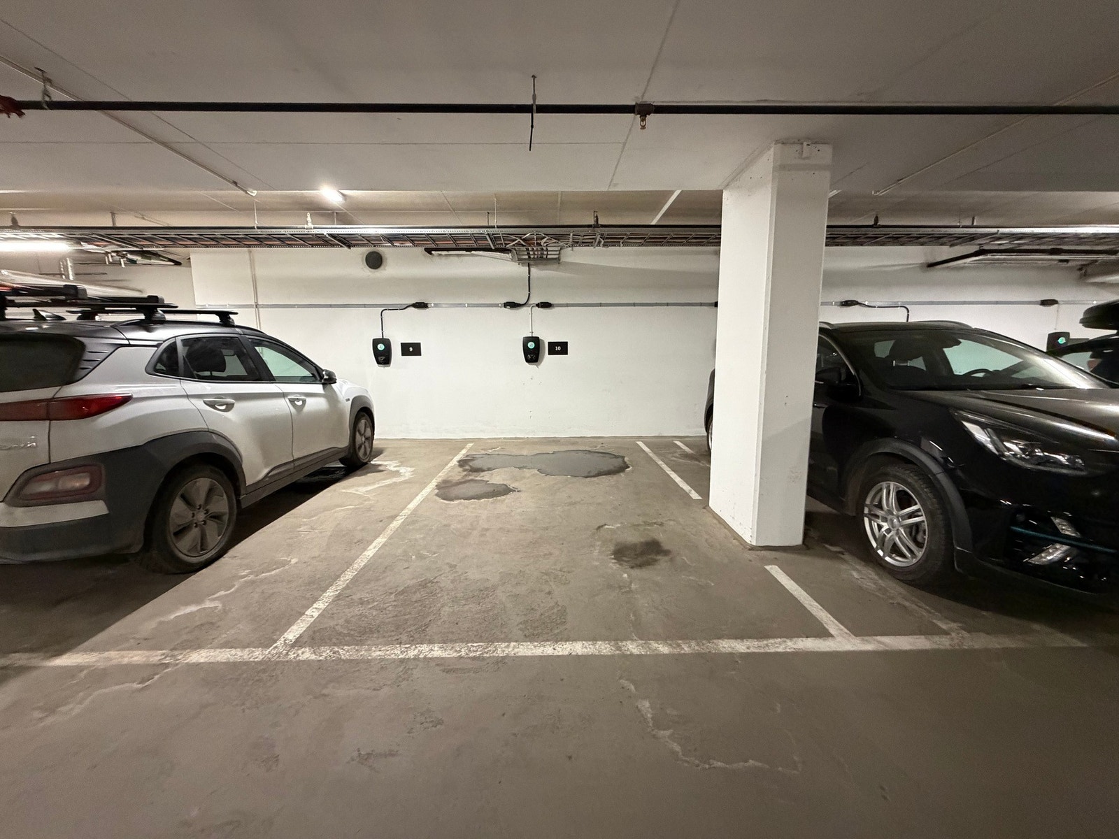 Garasjeplass kan kjøpes for 700.000kr. Ta kontakt med megler for mer informasjon. Galleribilde