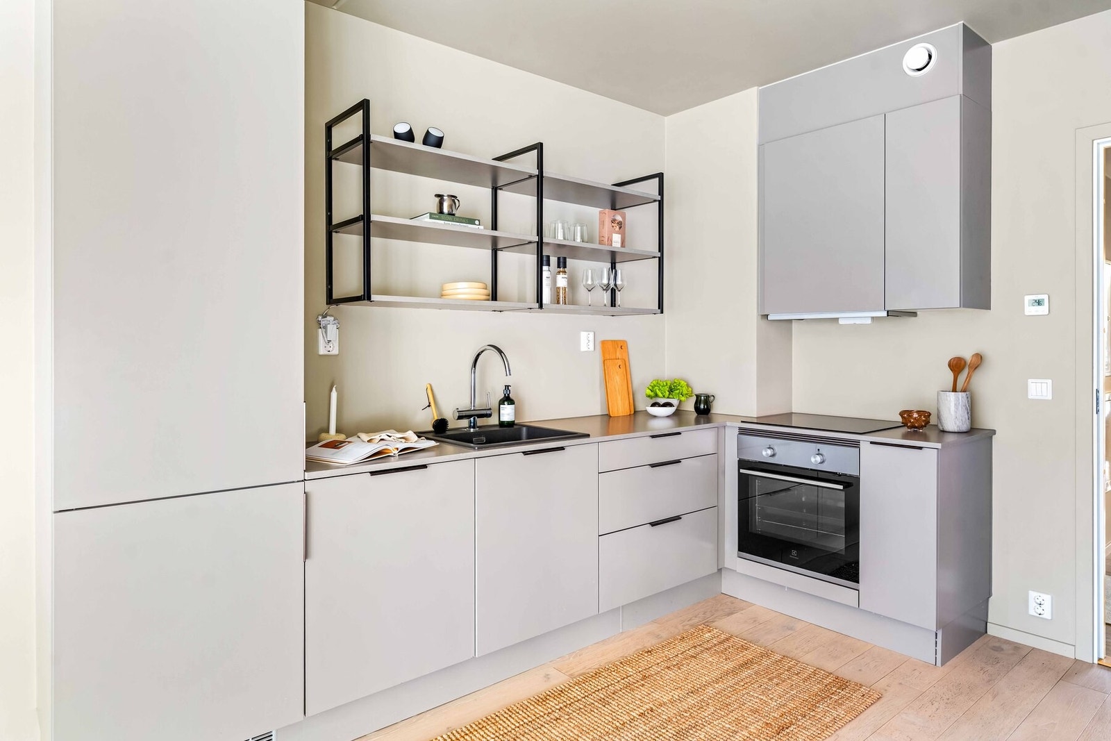 Rikelig med skap- og benkeplass gir gode oppbevaringsmuligheter. Galleribilde