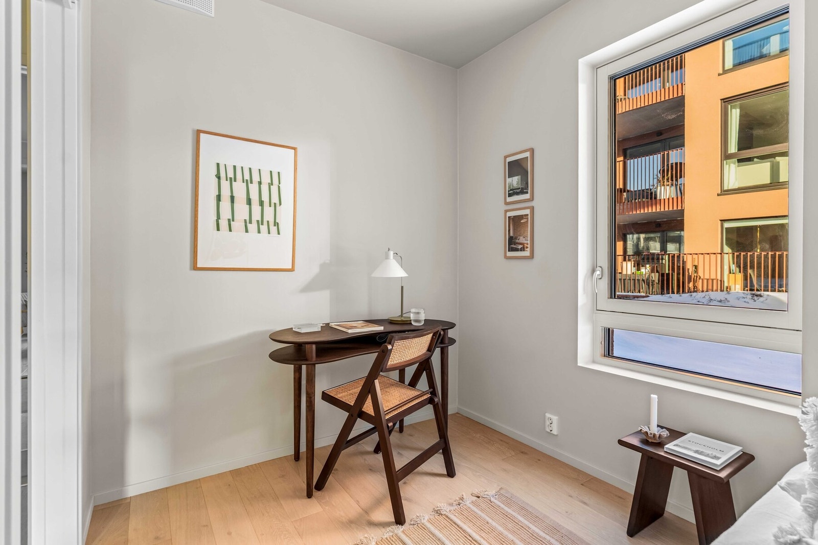 Rommets størrelse gir god plass til seng med tilhørende nattbord og annet møblement Galleribilde