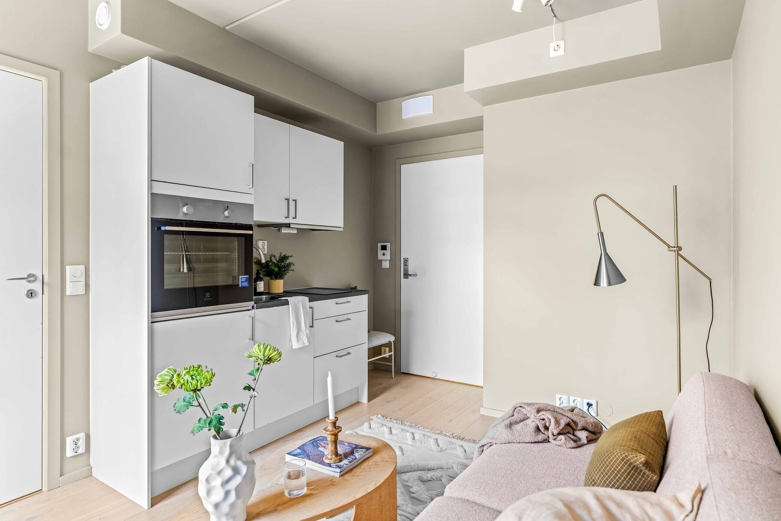 Kjøkkeninnredningen har integrert komfyr, en nedfelt platetopp samt kjøleskap. Galleribilde