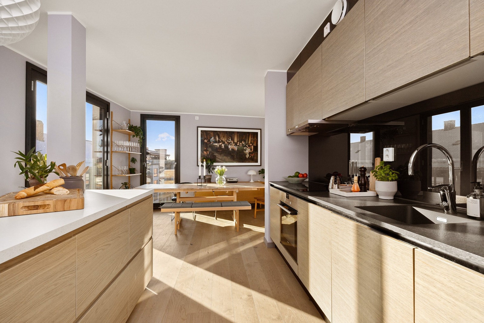 Kjøkkenet er fullt utstyrt med integrerte hvitevarer som nedfelt induksjonstopp, stekeovn, oppvaskmaskin og kjøleskap med frysedel. Ventilator mellom overskap med innebygget komfyrvakt. Galleribilde